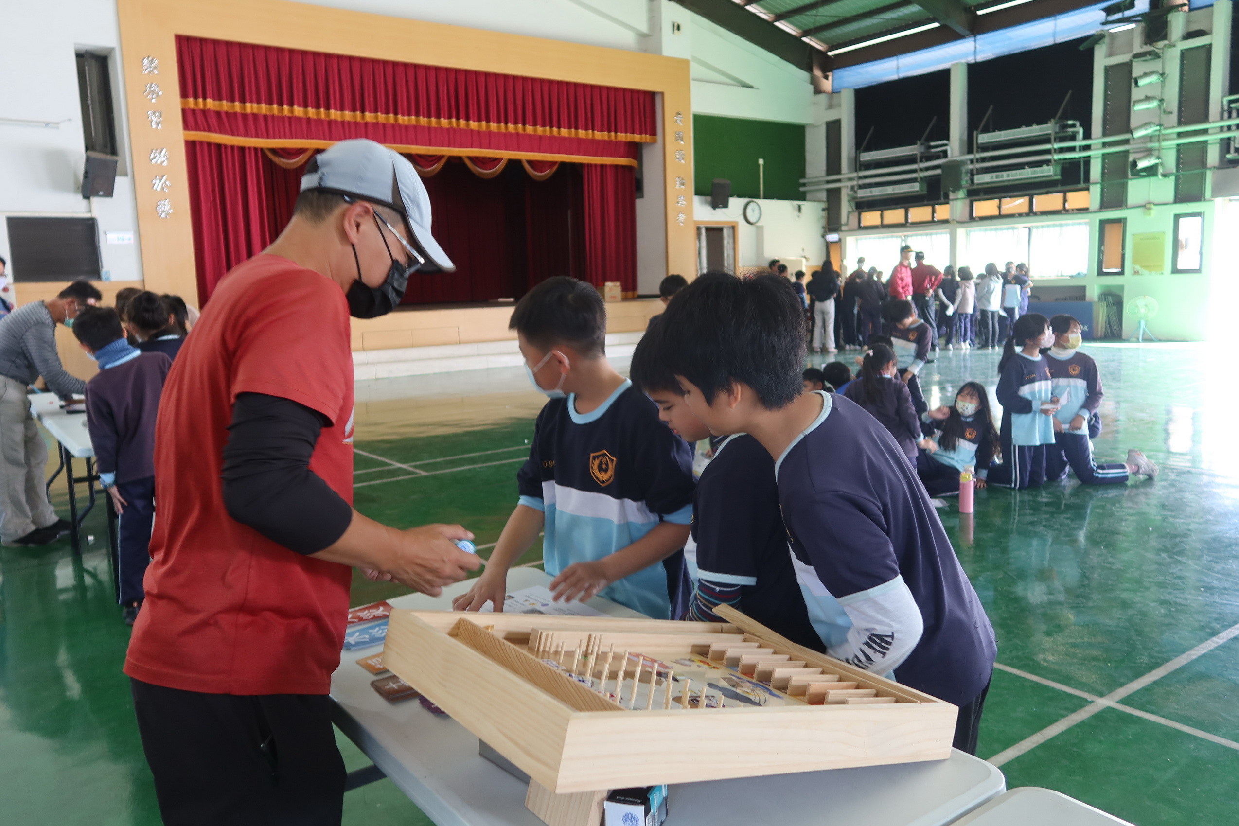 ▲北斗國小舉辦「防災，醬玩！」活動，這場消防宣導活動不僅以互動式教學關卡為主，更運用有趣的方式讓學童參與，使孩子們在遊戲中學到實用的防災知識。（記者張溎壕攝）