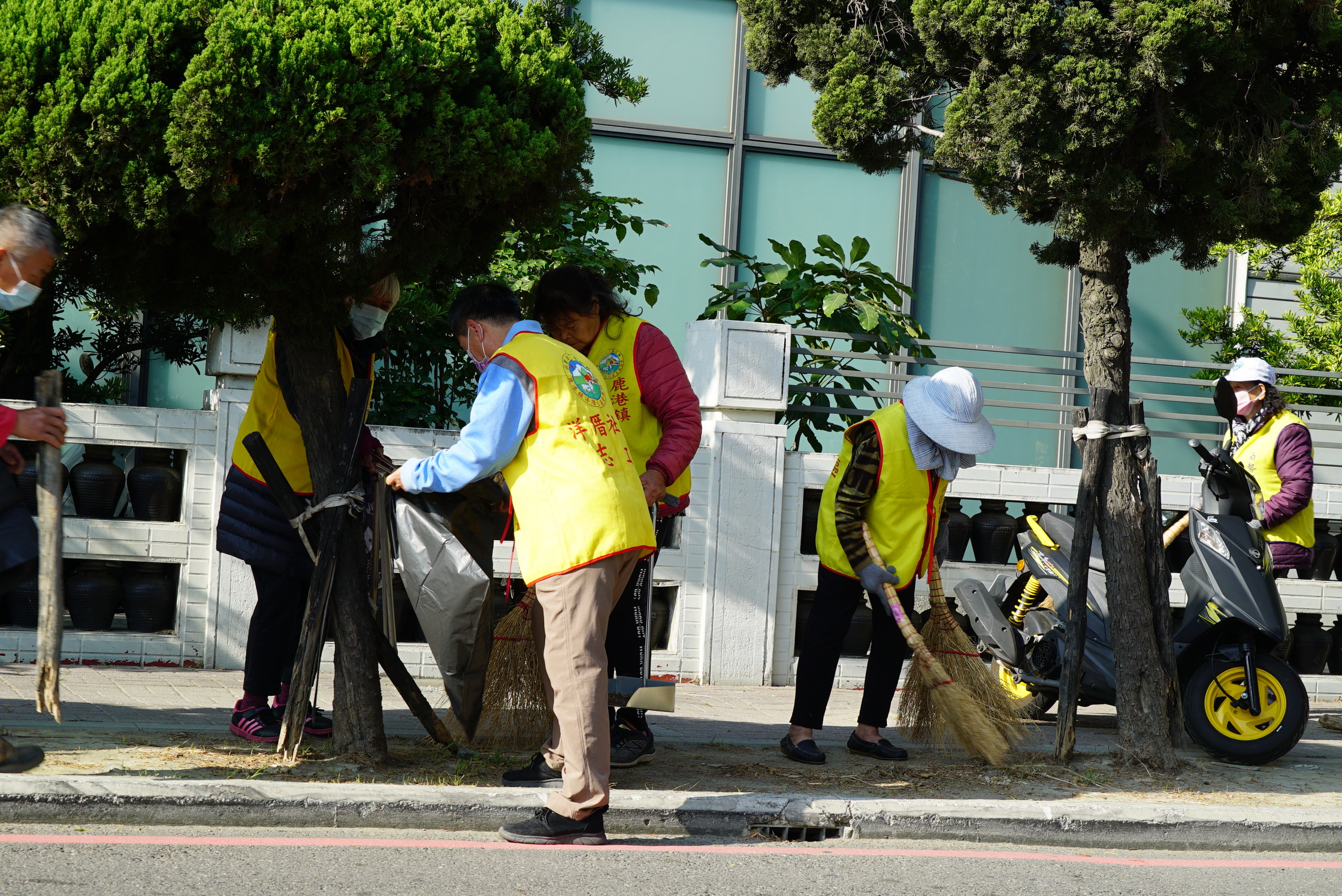▲農曆新年即將到來，鹿港鎮長許志宏號召近300位環保志工參與年終大掃除，將自家與鄰里環境打掃乾淨，共同打造一個整潔的家園。（記者張溎壕攝）