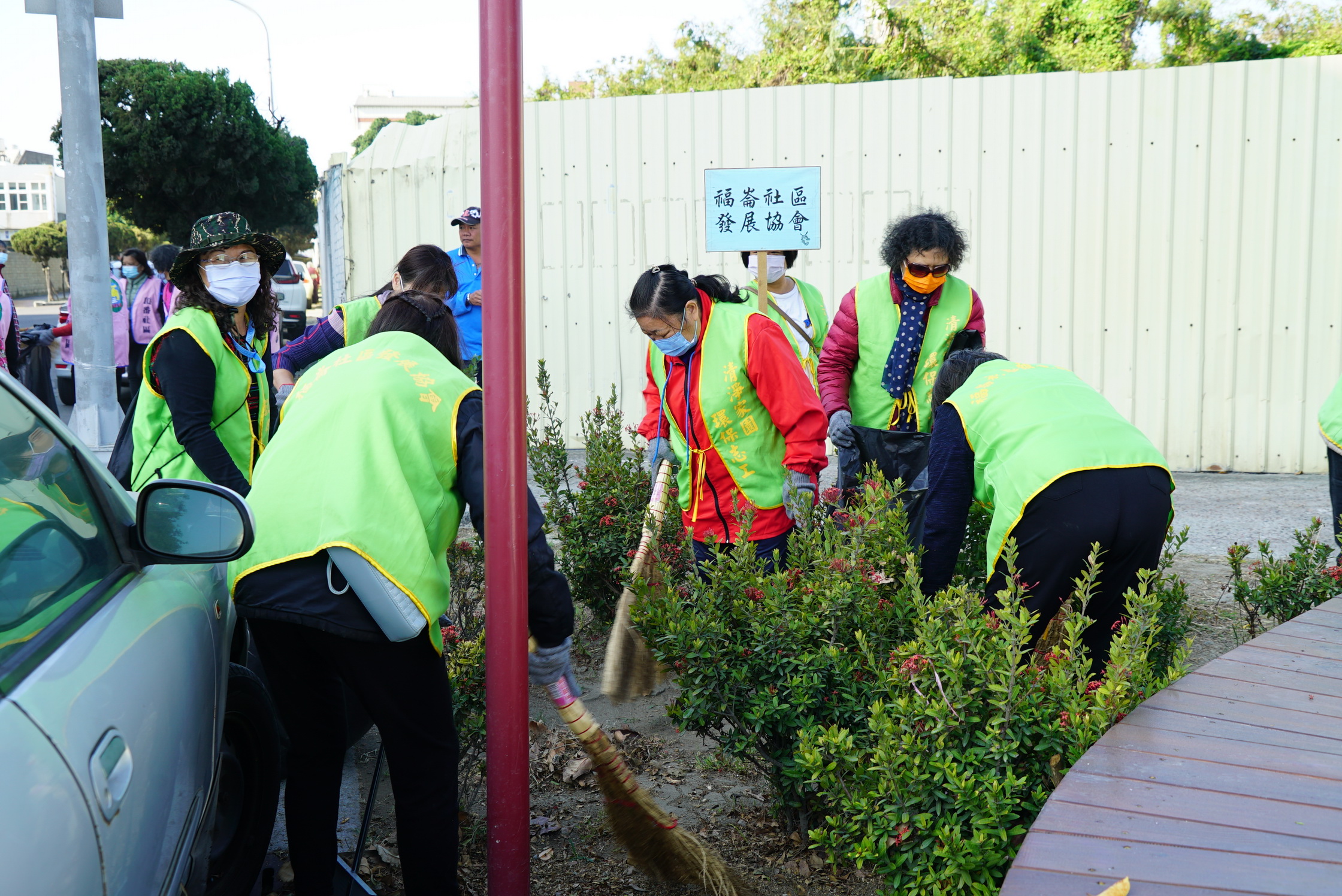 ▲農曆新年即將到來，鹿港鎮長許志宏號召近300位環保志工參與年終大掃除，將自家與鄰里環境打掃乾淨，共同打造一個整潔的家園。（記者張溎壕攝）