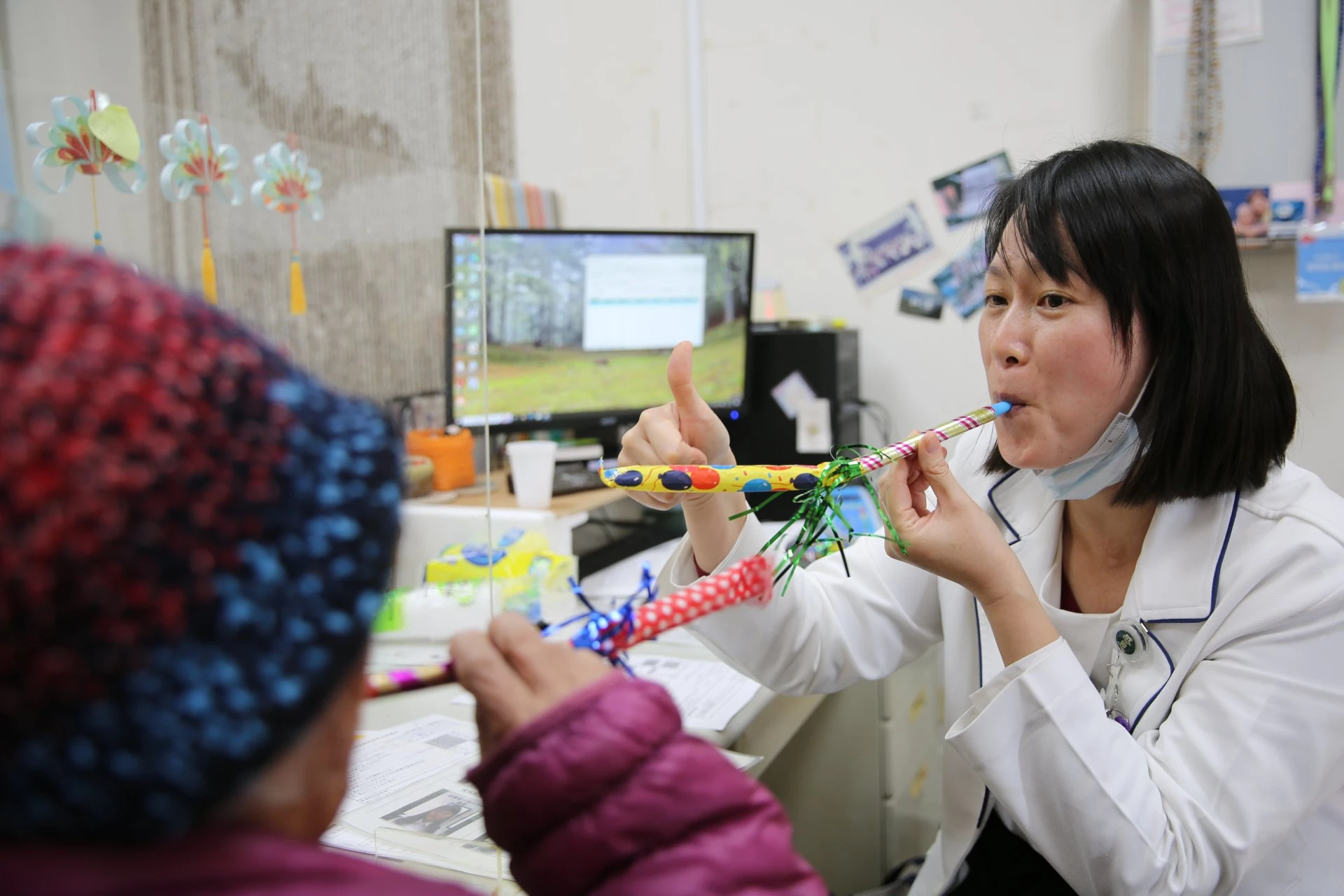 花蓮慈院咀嚼吞嚥健康中心語言治療師林秋珍,評估長者吞嚥的狀況,並教導他們居家吞嚥運動,訓練口腔肌肉。