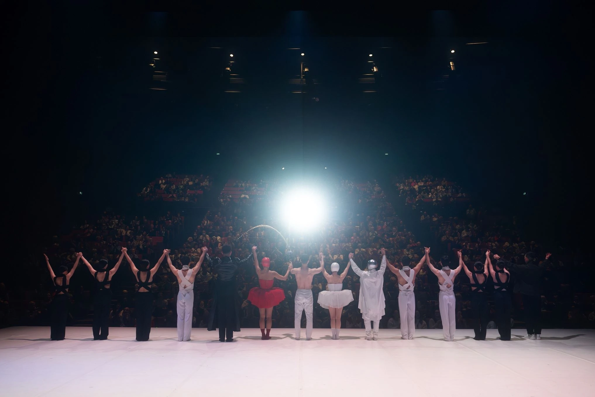 丞舞舞者演後向滿場觀眾致意(Photo credit:Chao Sheng Ho)