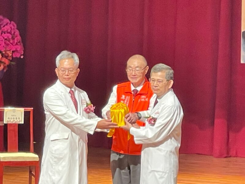 高雄榮總舉行新舊任院長交接典禮　