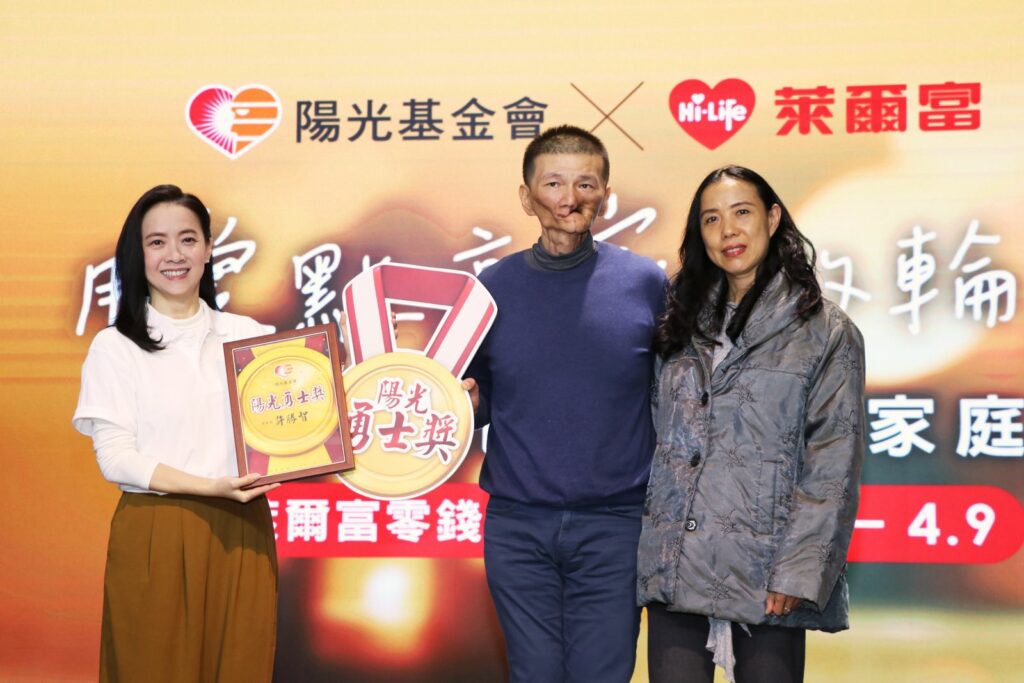 陽光代言人曾寶儀頒贈勇士獎牌表揚許大哥面對逆境的精神_