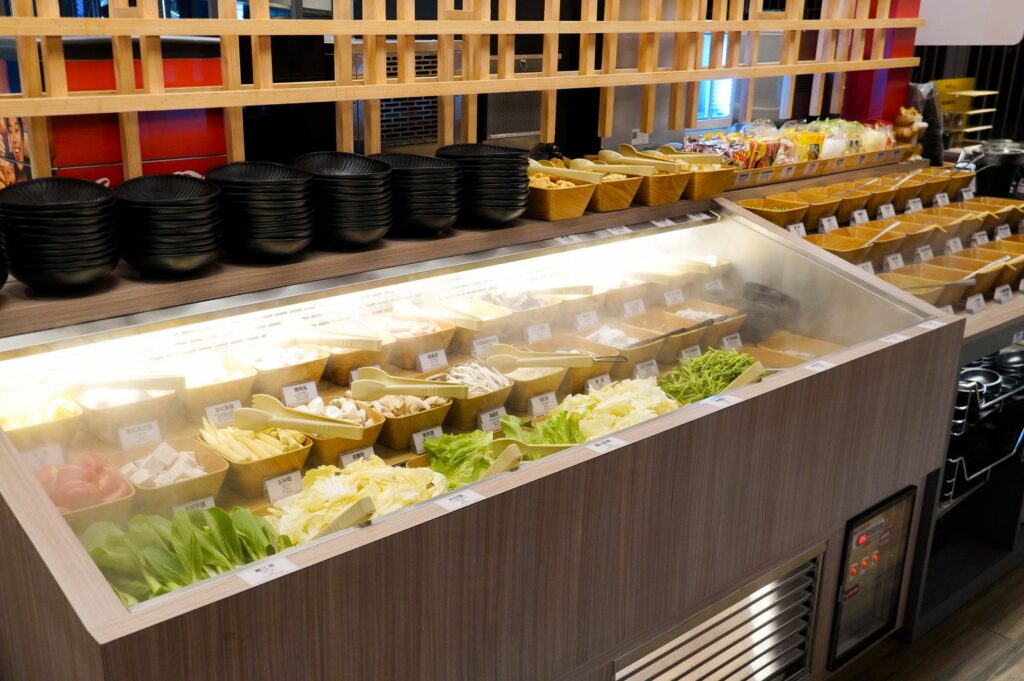 30種季節鮮蔬、手工鍋物、8種異國泡麵、19種佐料醬汁、新鮮雞蛋