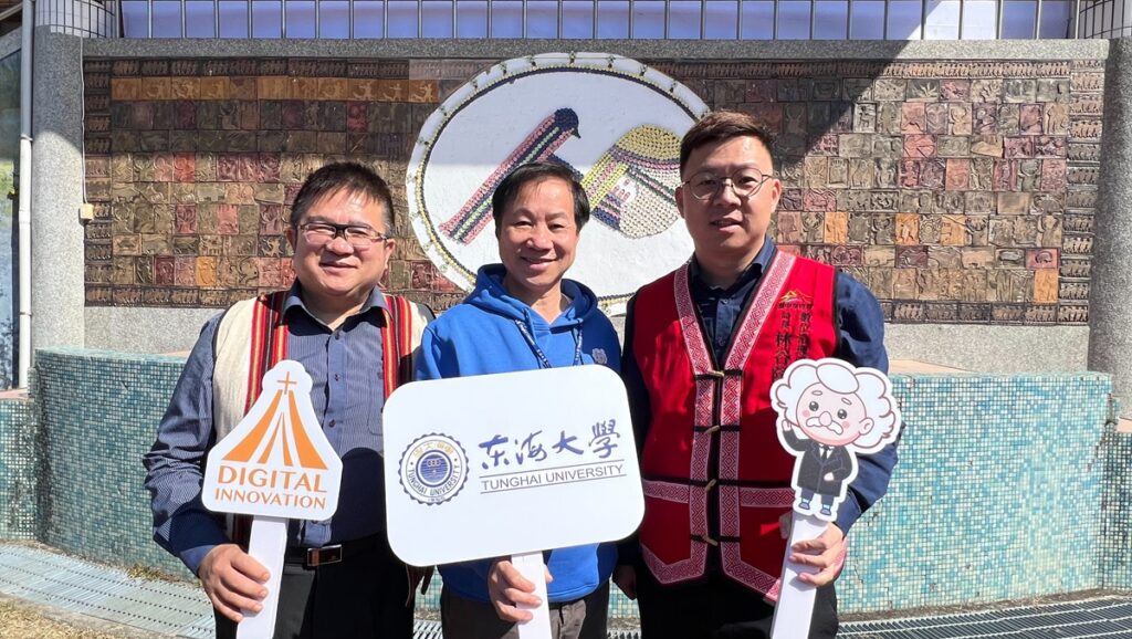 東海大學校長張國恩(中)、臺中市數位治理局局長林谷隆(右)、和平國小校長陳恩澤(左)(圖/東海大學提供)