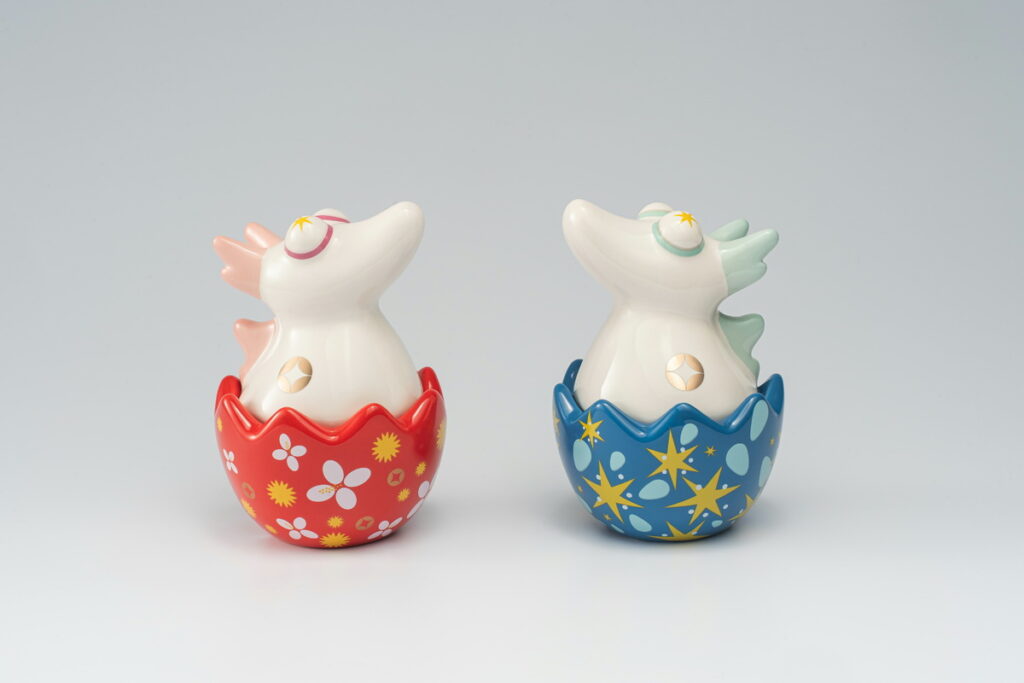 「好運蛋生瓷器聚寶盆」以幼龍破蛋而出象徵新年新希望的到來,祈願龍年萬事祥和富裕。(宏亞食品提供)