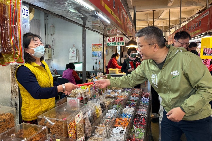 蔡其昌連任成功 4市場發春聯謝票 蔡:在海嘯中再拚海線未來 210 蔡其昌連任成功 4市場發春聯謝票 蔡:在海嘯中再拚海線未來 209