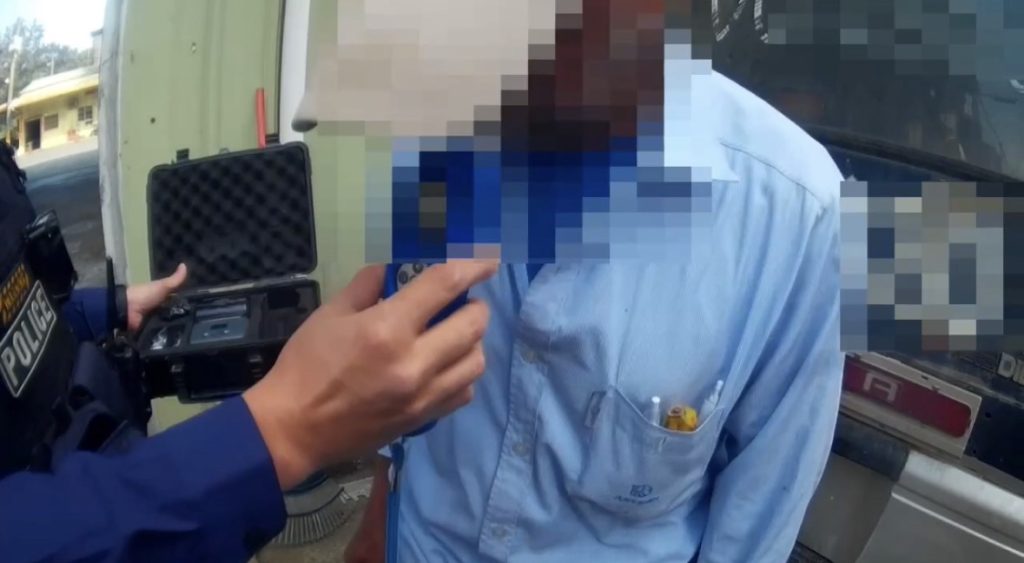 ▲高雄小貨車逆停驚現酒醉男，嘴硬不承認超標，最後只能坦然接受。〈圖/記者蔡宗武翻攝〉