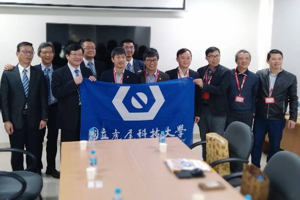 ▲河內理工大學機械工程學院副院長Hoang Hong Hai(左三)迎接虎科大校長張信良(左二)訪問團隊,兩校交流工程人才培育。(記者劉春生攝)