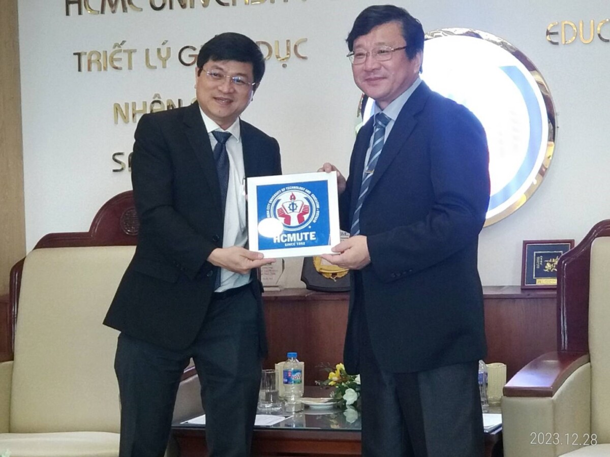 ▲虎科大校長張信良(右)與越南胡志明市科技教育大學校長Le Hieu Giang代表見證兩校友好情誼。(記者劉春生攝)
