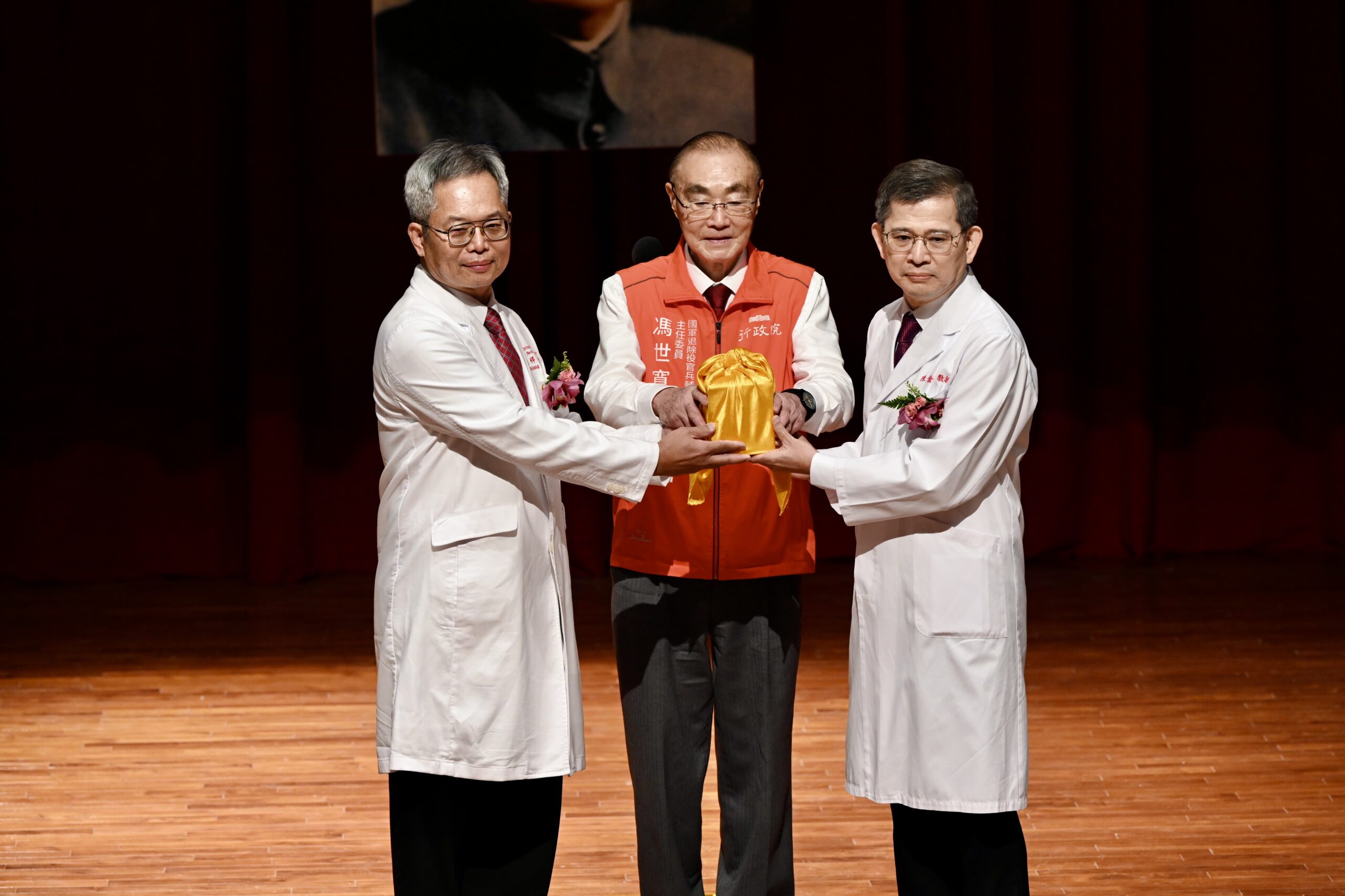 期許深化合作 照顧市民健康 見證高榮院長交接布達 陳其邁道感謝及勉勵