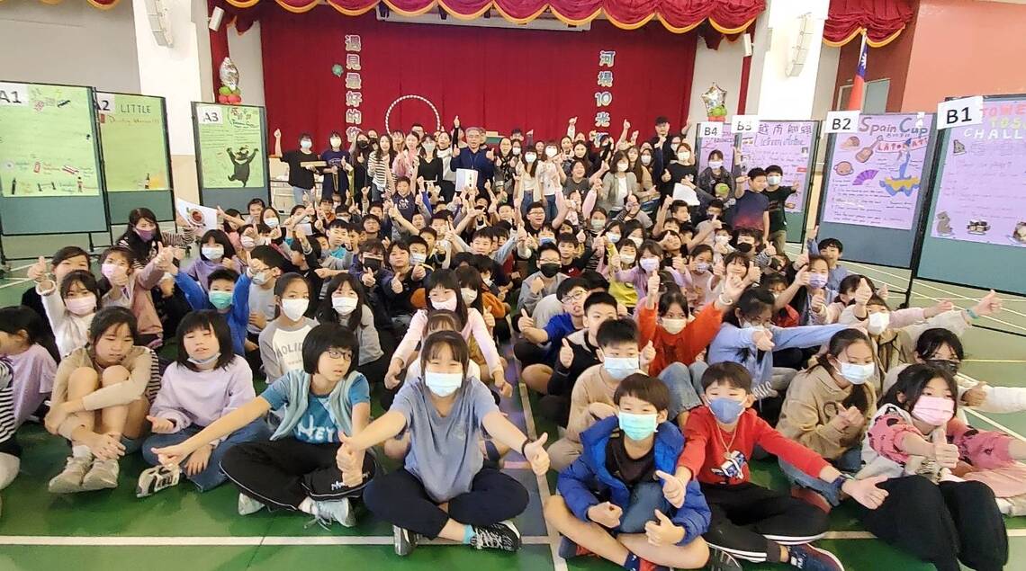 漾新聞|河堤國小與文藻外大大手攜小手遊戲闖關學習8國7種語言有如「環遊世界」