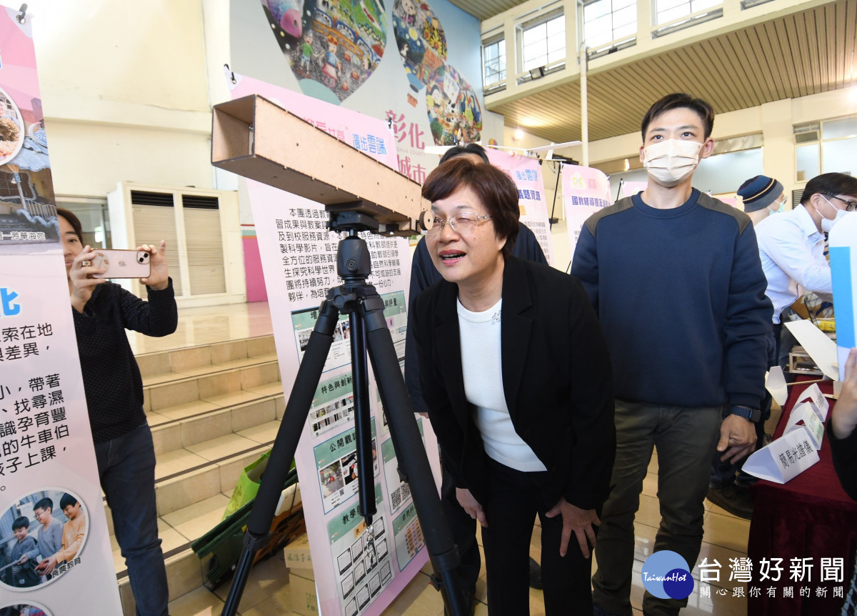 教育共享漫步雲端「彰化教育雲」多元整合啟動,縣長王惠美測試平台多元豐富內容。圖/記者鄧富珍攝