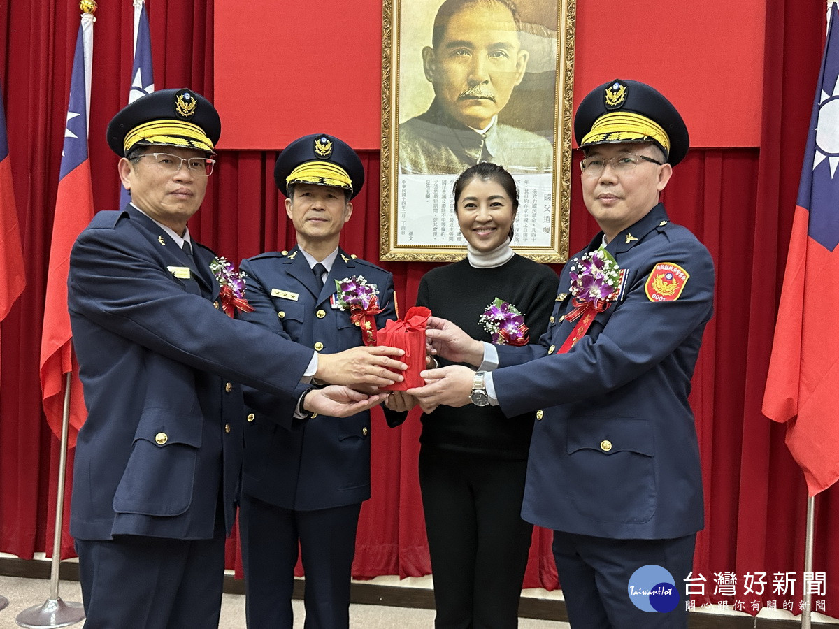 警政署李副署長（左二）、許縣長為警察局長交接印信。（記者扶小萍攝）
