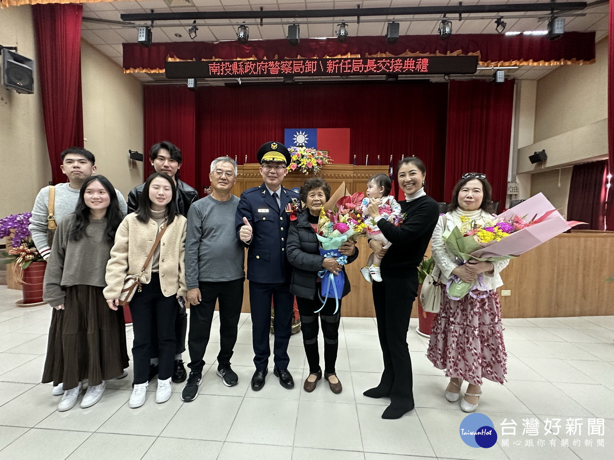 吳局長的高堂與子孫都來觀禮祝賀。(記者扶小萍攝)