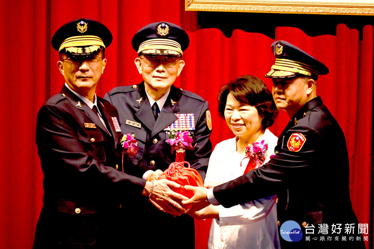 嘉義市警局卸、新任局長交接典禮,市長黃敏惠親自主持,警政署警政委員陳博珍(左二)監交,卸任局長陳炯旭(左一)升任刑事局副局長,由桃園市警局督察長沈炳信(右一)接任/陳致愷攝影