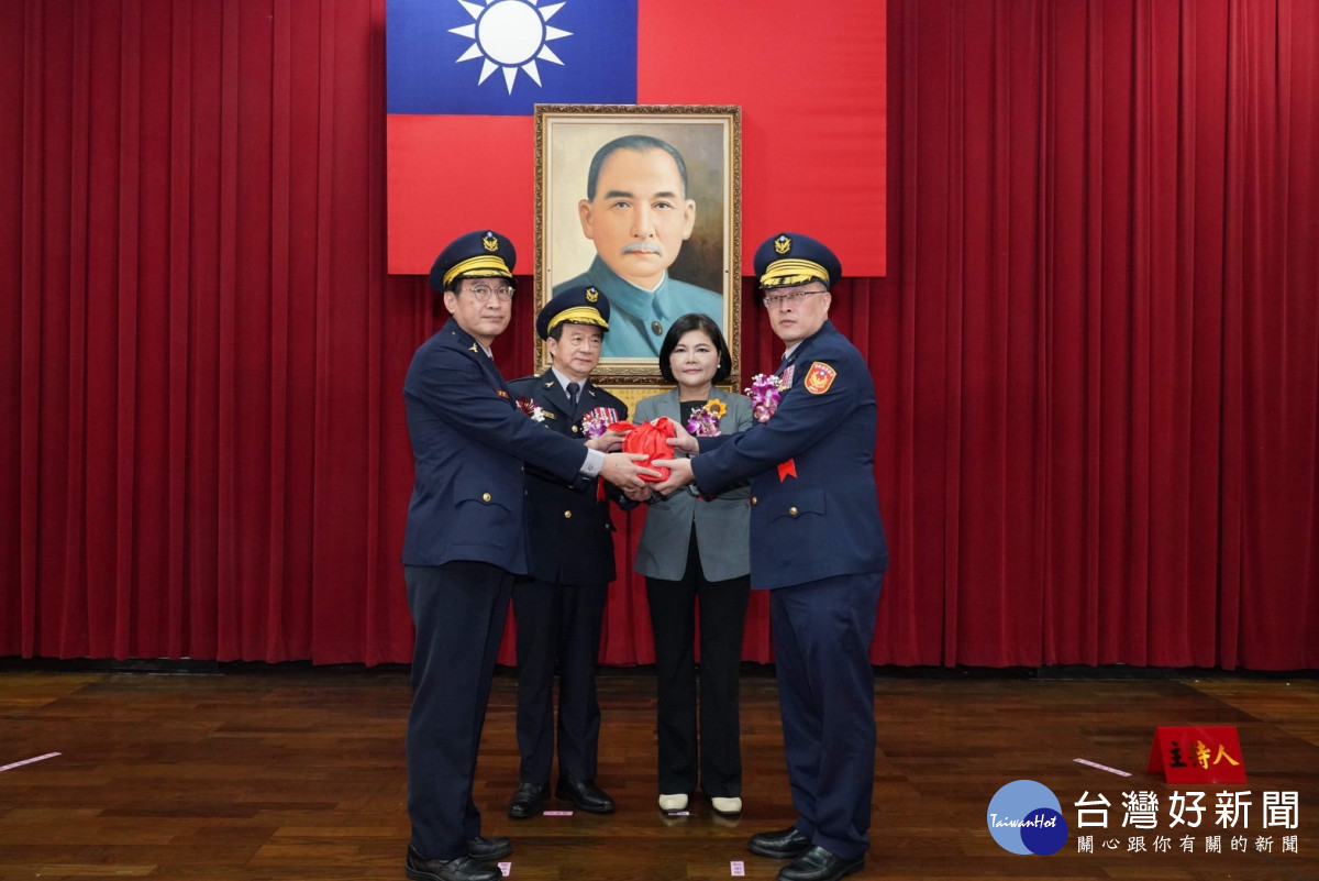 雲林縣警察局舉行卸、新任局長交接典禮，縣長張麗善親自主持，警政委員黃勢清(左二)監交，警政署公關室主任李建民(右一)接任局長，卸任局長林故廷(左一)榮陞新北市警局督察長／雲林縣警局提供