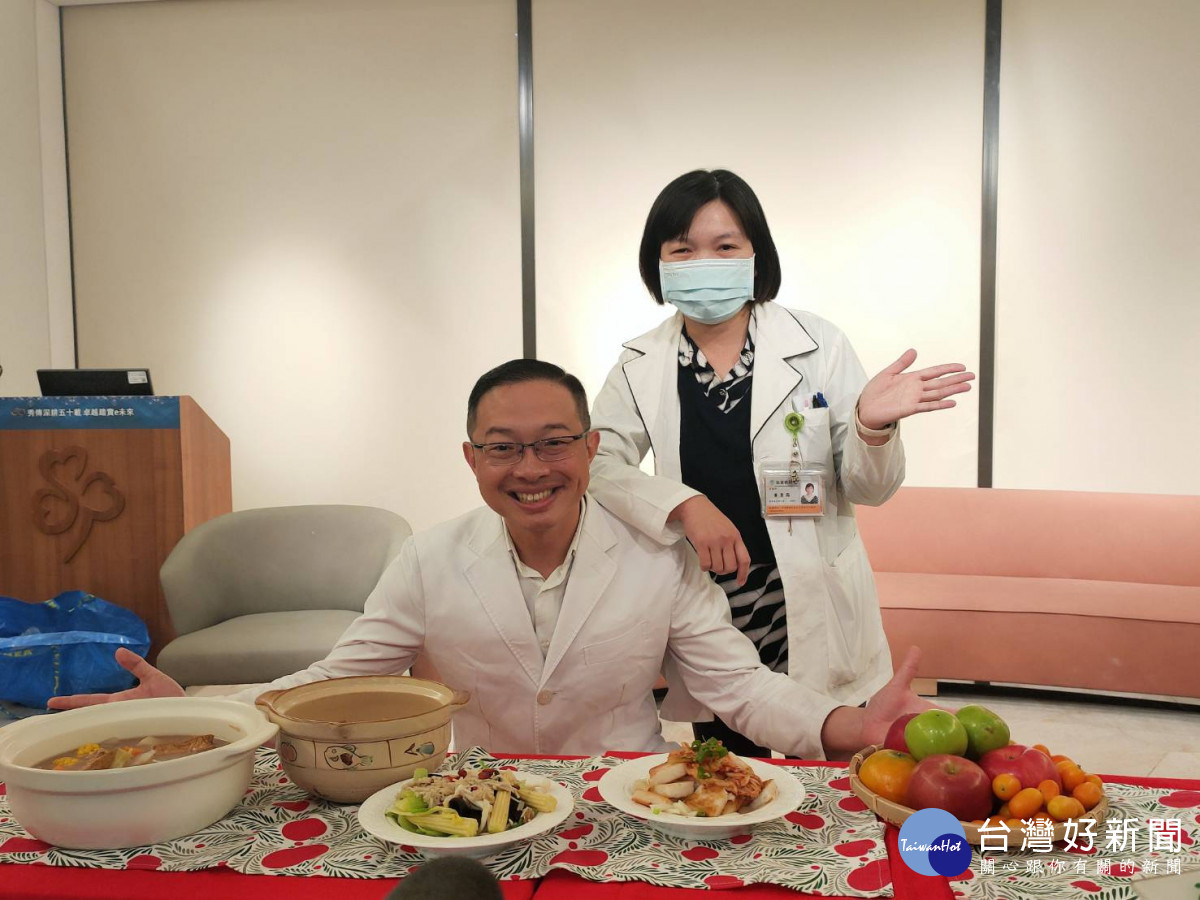 消化外科黃漢斌醫師與營養師黃景荺分享六道健康年菜。圖／記者鄧富珍攝