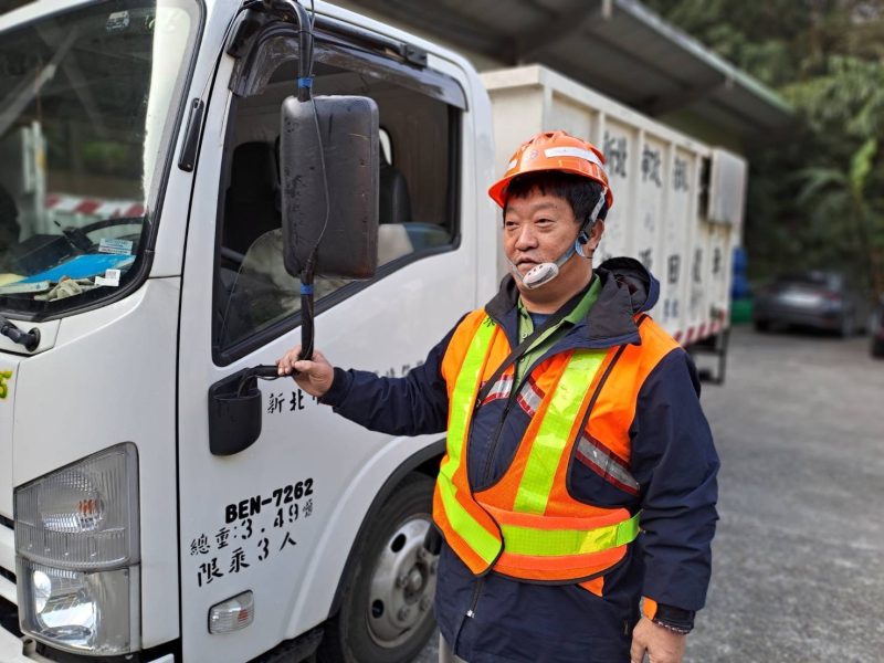 老闆把薪水袋掉路邊! 坪林清潔隊員拾金不昧送警局