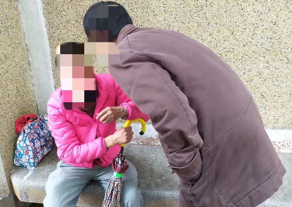 ▲圖說:老翁走路跌倒受傷卻「懼」上救護車,員警急尋女婿到場勸說上車 (圖/台中市政府提供)