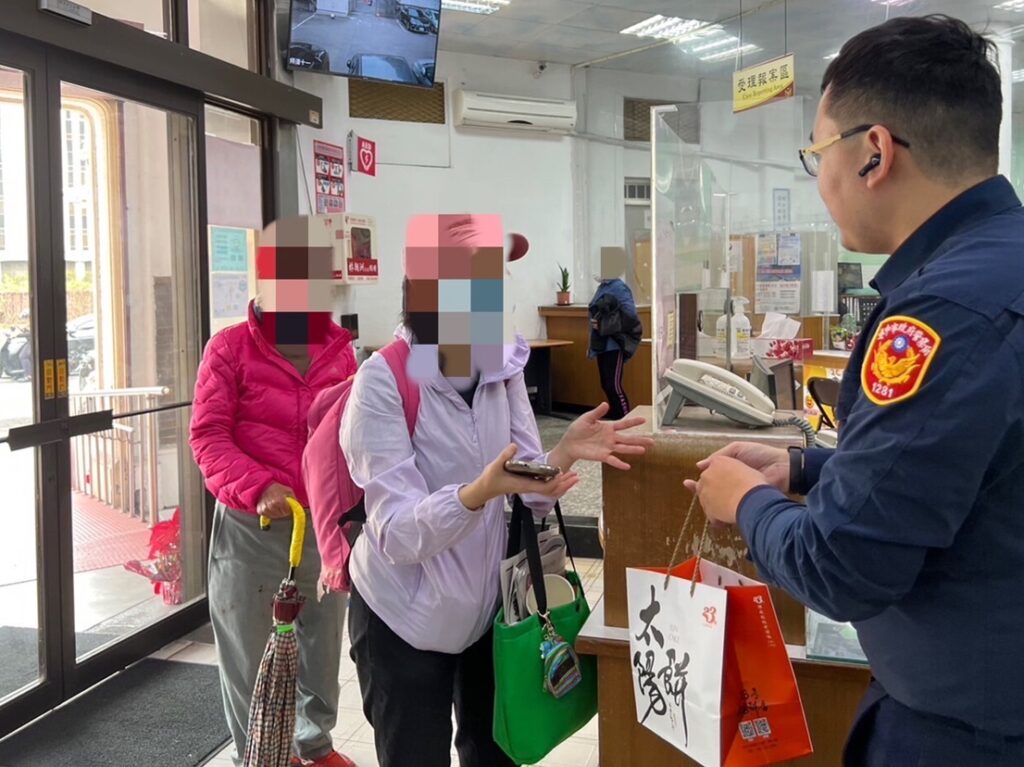 ▲圖說:老翁女兒為感謝員警協助,特地贈送名產太陽餅至派出所表達謝意 (圖/台中市政府提供)