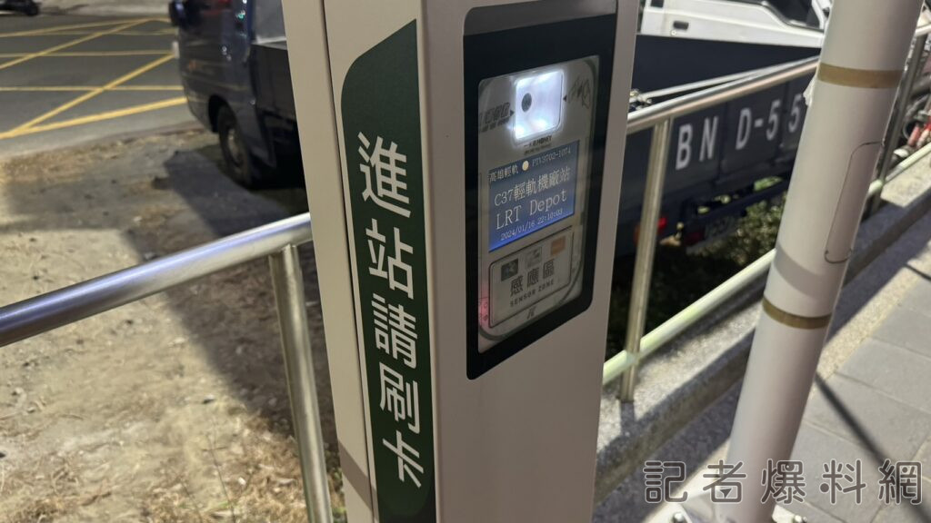 ▲高捷在入口刷卡機前也貼上「進出站請刷卡」等字樣。（圖／記者金東天攝）