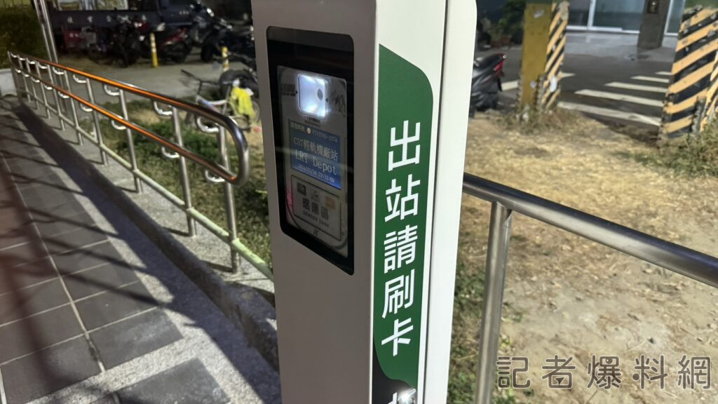▲高捷在入口刷卡機前也貼上「進出站請刷卡」等字樣。（圖／記者金東天攝）