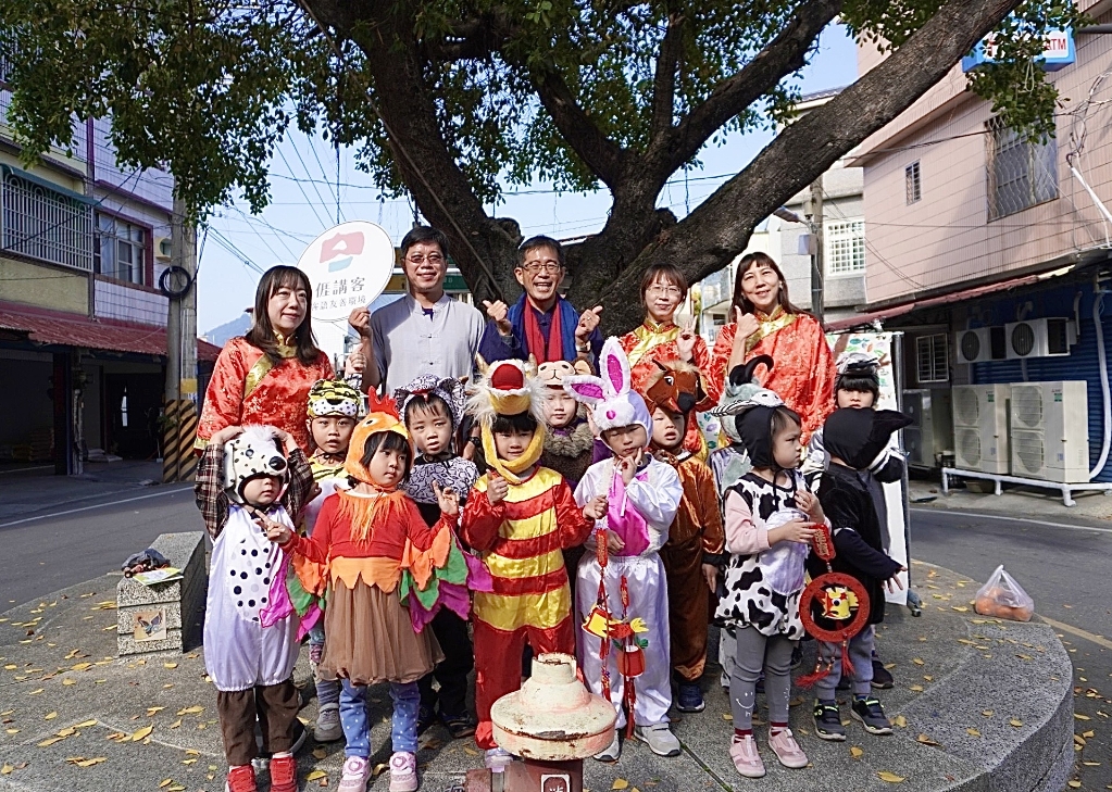 ▲老榕樹下以客語唸唱吉祥話向長輩拜年。(高雄市政府教育局提供)