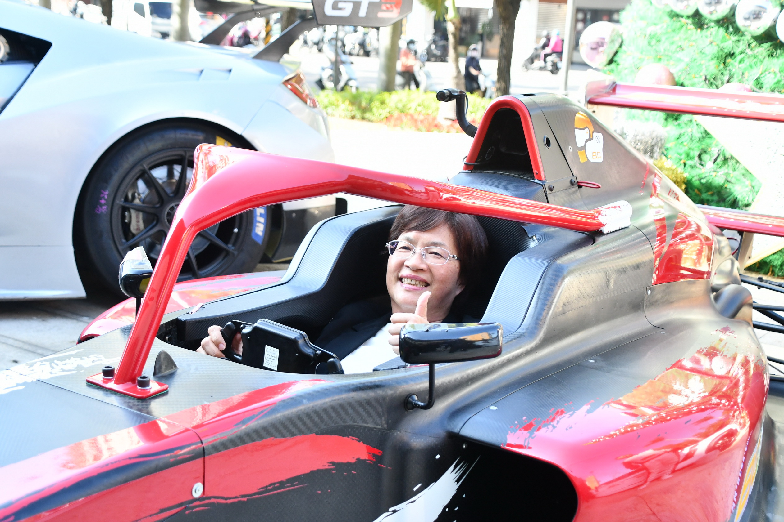 ▲2024第三屆彰化國際賽車節20日起將在田中高鐵站登場，宣傳會約10輛超跑在縣府前廣場排開相當吸睛，賽事已超過200台車輛報名，也邀請到國際頂尖車隊參賽。（記者張溎壕攝）