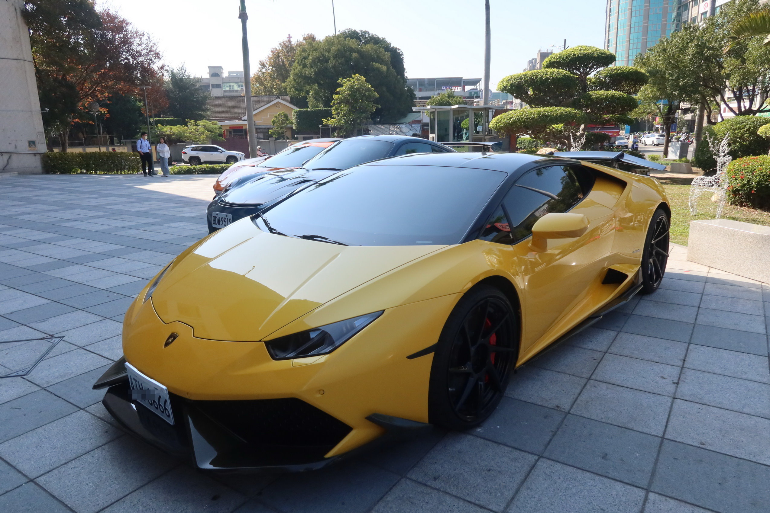 ▲2024第三屆彰化國際賽車節20日起將在田中高鐵站登場，宣傳會約10輛超跑在縣府前廣場排開相當吸睛，賽事已超過200台車輛報名，也邀請到國際頂尖車隊參賽。（記者張溎壕攝）