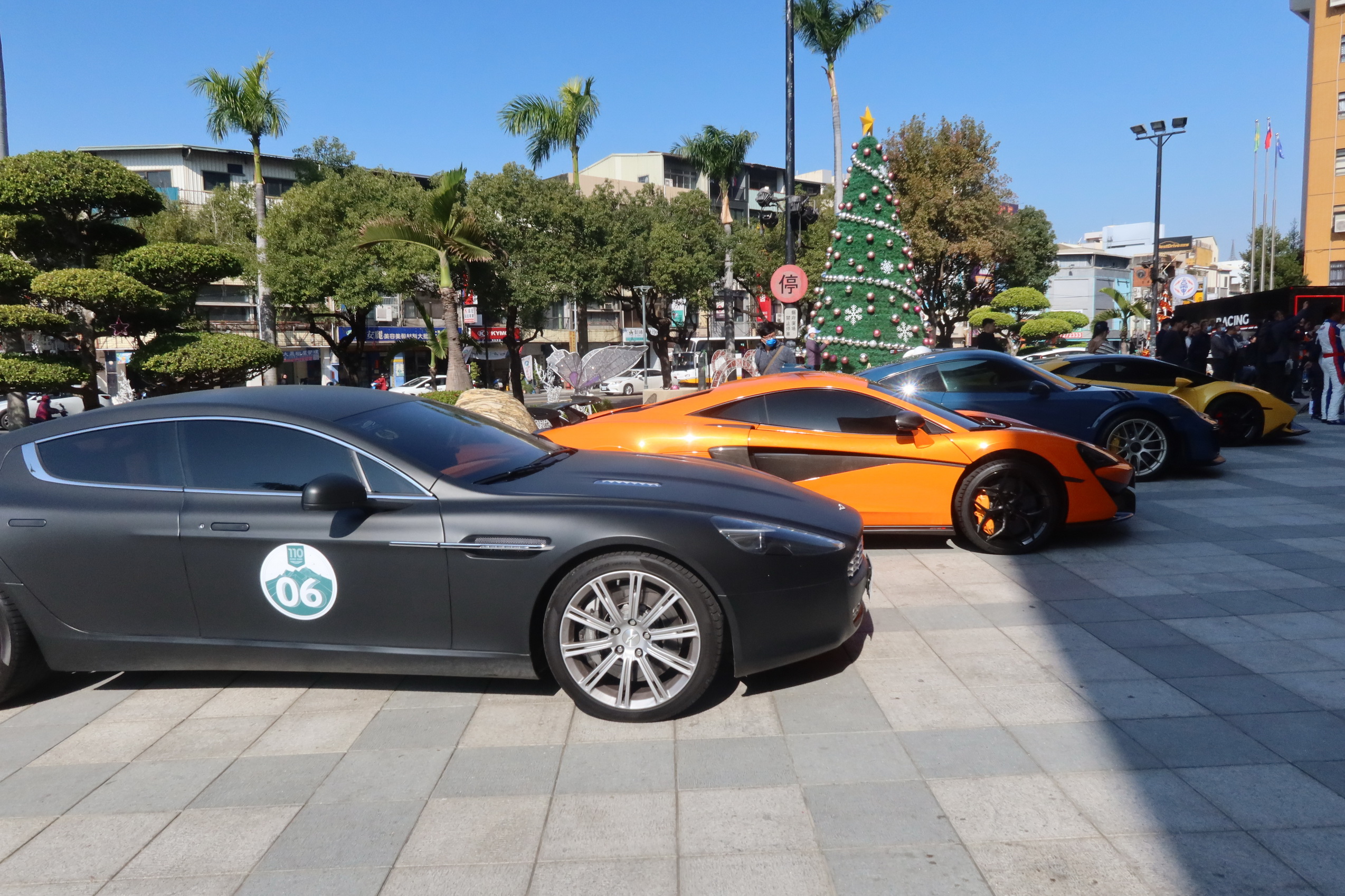 ▲2024第三屆彰化國際賽車節20日起將在田中高鐵站登場，宣傳會約10輛超跑在縣府前廣場排開相當吸睛，賽事已超過200台車輛報名，也邀請到國際頂尖車隊參賽。（記者張溎壕攝）