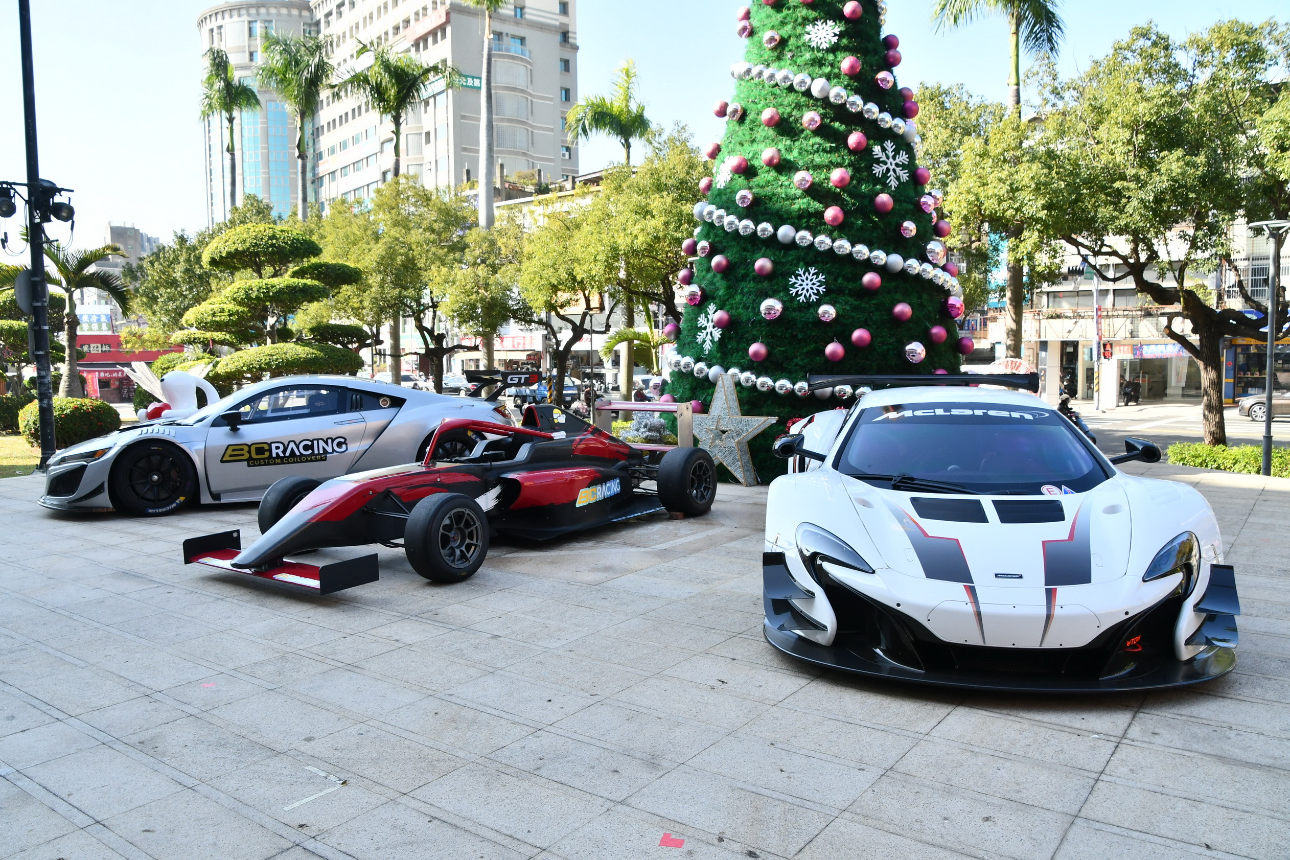 ▲2024第三屆彰化國際賽車節20日起將在田中高鐵站登場，宣傳會約10輛超跑在縣府前廣場排開相當吸睛，賽事已超過200台車輛報名，也邀請到國際頂尖車隊參賽。（記者張溎壕攝）