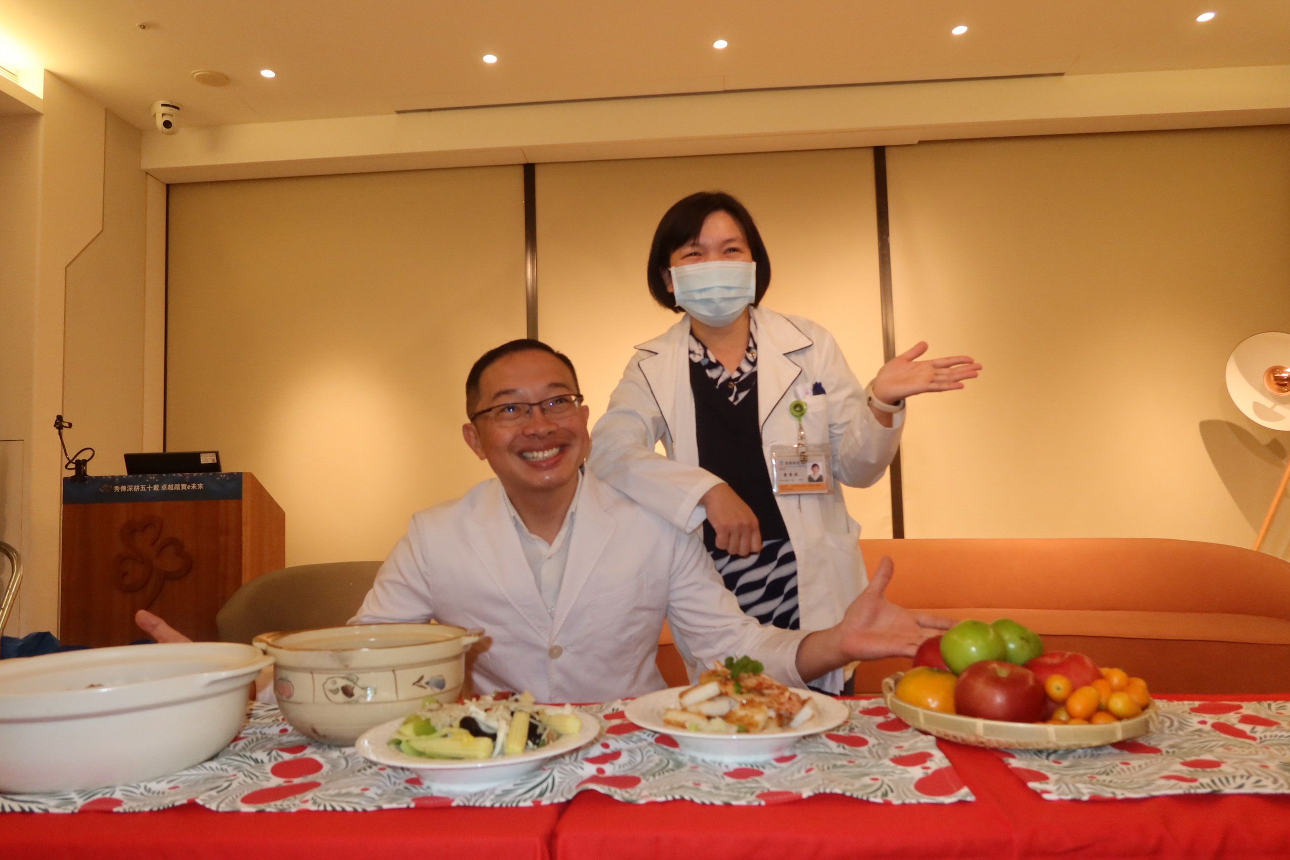▲彰化秀傳醫院營養師與中醫師分享如何輕鬆烹調出美味又有益健康的年菜,繁忙的上班族也能快速準備出一頓完美的新年佳餚,為全家人帶來歡樂又健康的年味。(記者張溎壕攝)