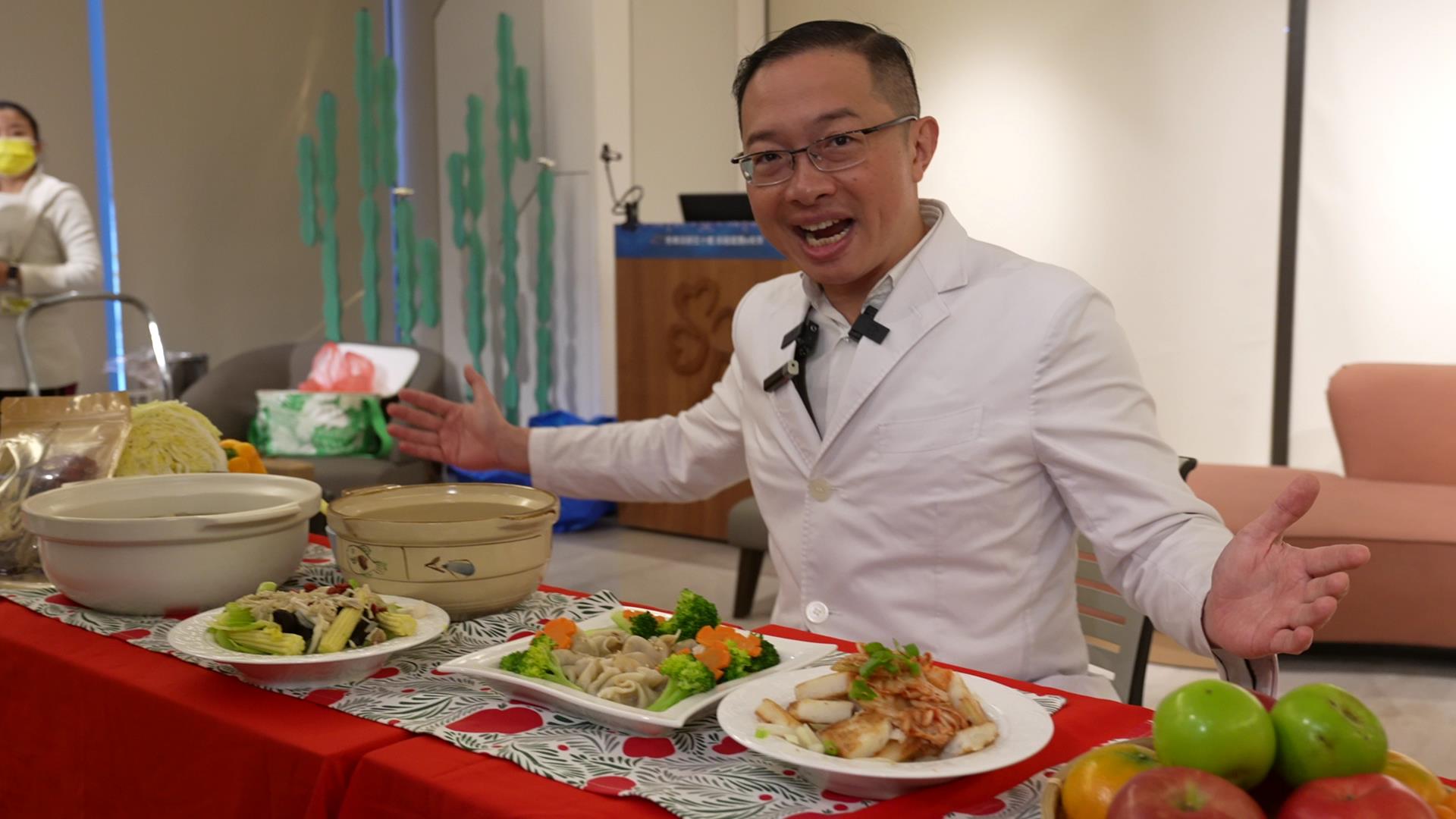 ▲彰化秀傳醫院營養師與中醫師分享如何輕鬆烹調出美味又有益健康的年菜，繁忙的上班族也能快速準備出一頓完美的新年佳餚，為全家人帶來歡樂又健康的年味。（記者張溎壕攝）