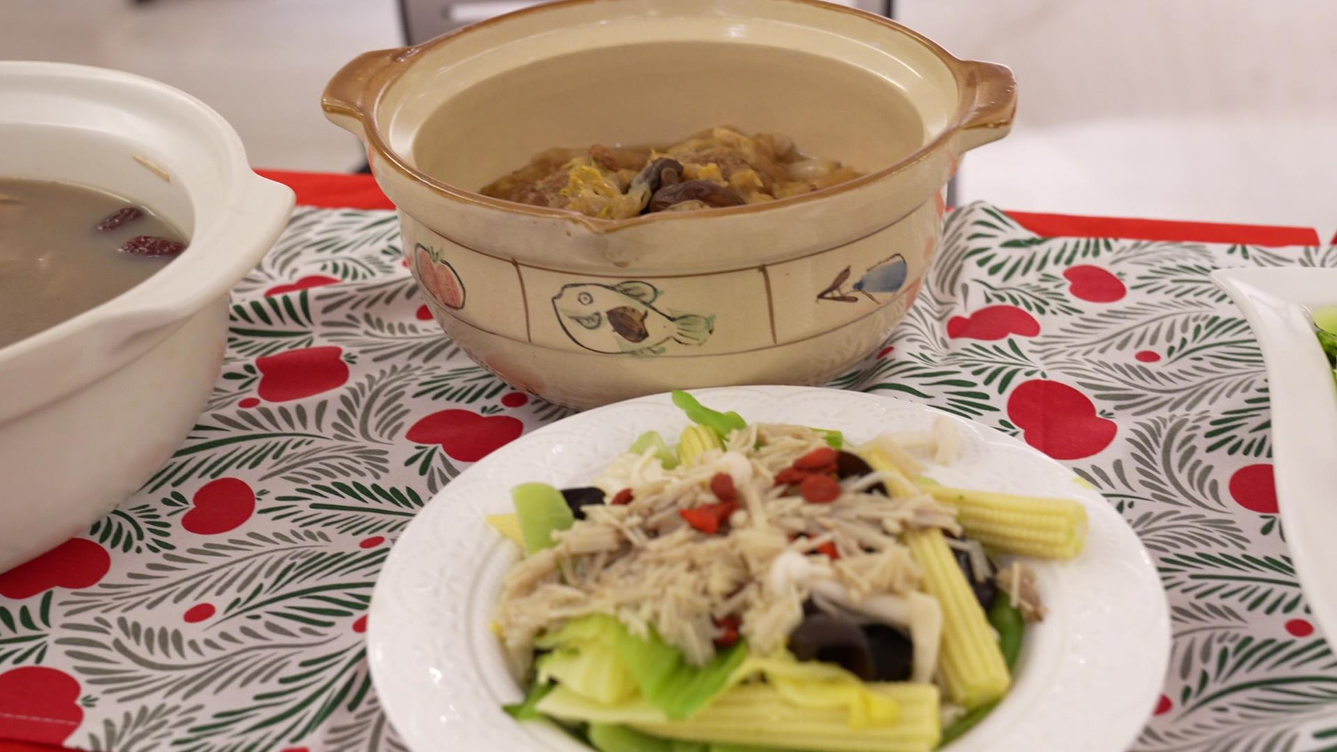 ▲彰化秀傳醫院營養師與中醫師分享如何輕鬆烹調出美味又有益健康的年菜，繁忙的上班族也能快速準備出一頓完美的新年佳餚，為全家人帶來歡樂又健康的年味。（記者張溎壕攝）