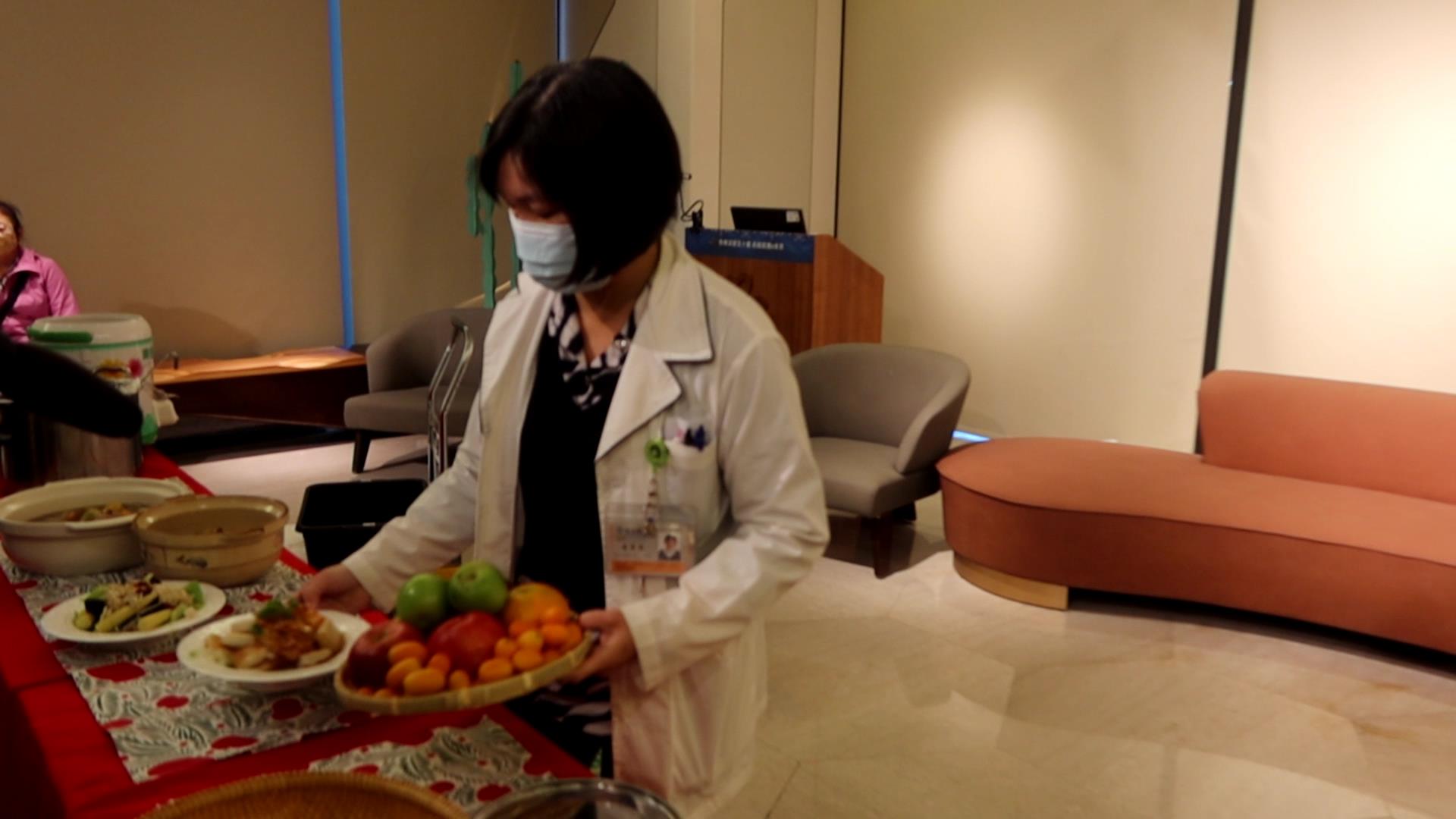 ▲彰化秀傳醫院營養師與中醫師分享如何輕鬆烹調出美味又有益健康的年菜，繁忙的上班族也能快速準備出一頓完美的新年佳餚，為全家人帶來歡樂又健康的年味。（記者張溎壕攝）