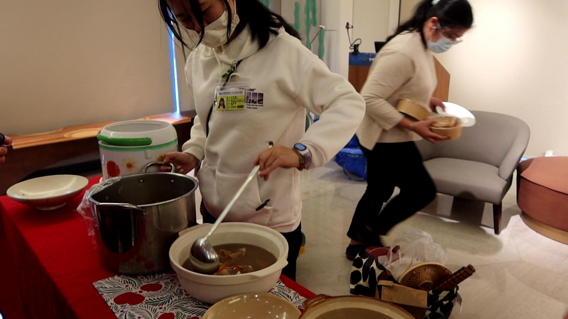 ▲彰化秀傳醫院營養師與中醫師分享如何輕鬆烹調出美味又有益健康的年菜，繁忙的上班族也能快速準備出一頓完美的新年佳餚，為全家人帶來歡樂又健康的年味。（記者張溎壕攝）