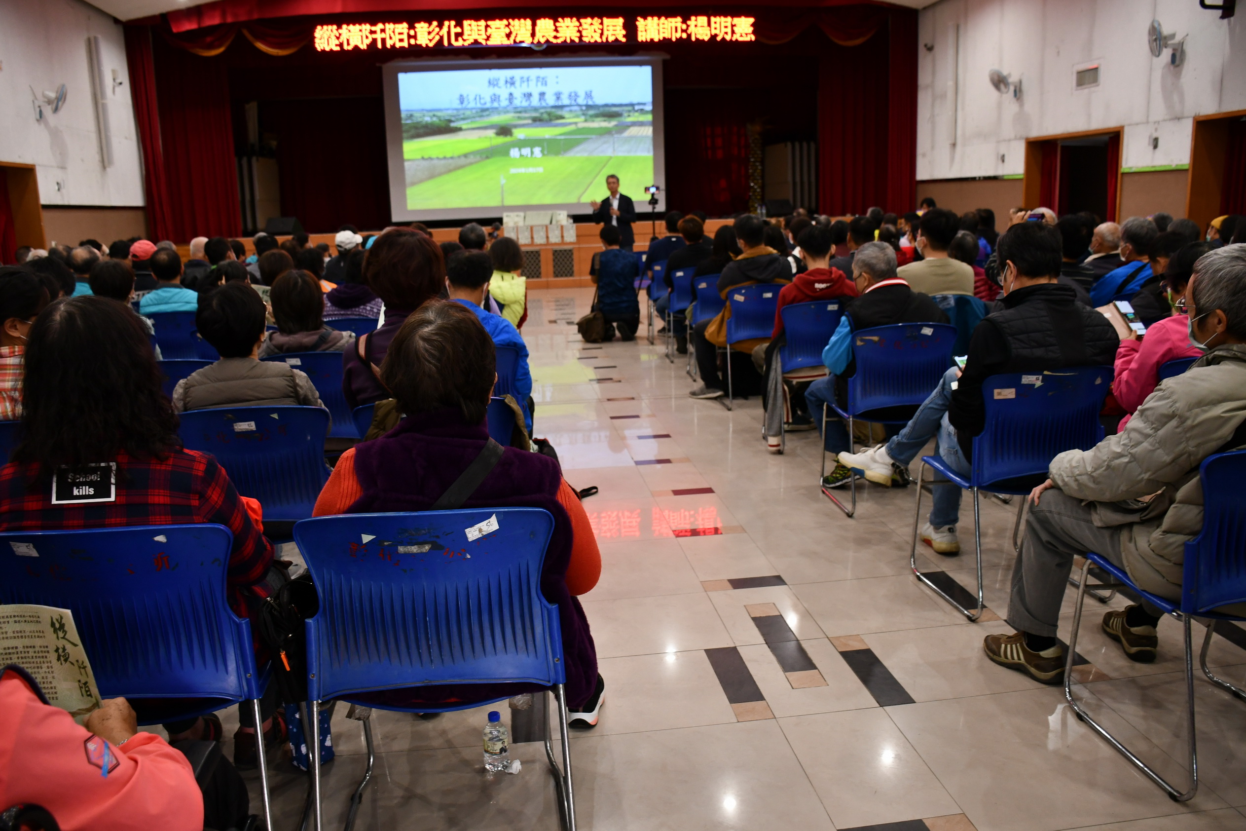 ▲彰化市公所舉辦《縱橫阡陌-彰化與臺灣農業發展》專題演講，特邀書籍作者楊明憲教授分享彰化縣農業發展歷程，為農業發展注入新的動力。（記者張溎壕攝）