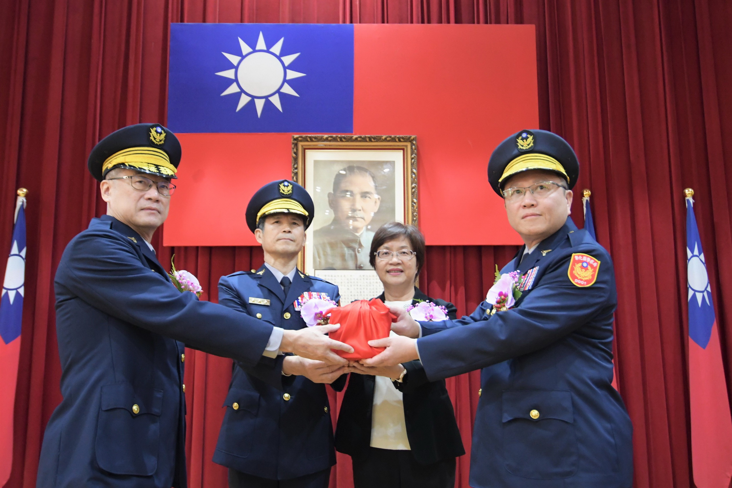 ▲彰化縣警察局舉行卸、新任警察局長交接典禮,新任局長陳明君上任,由縣長王惠美及警政署副署長李西河監交。(記者張溎壕攝)