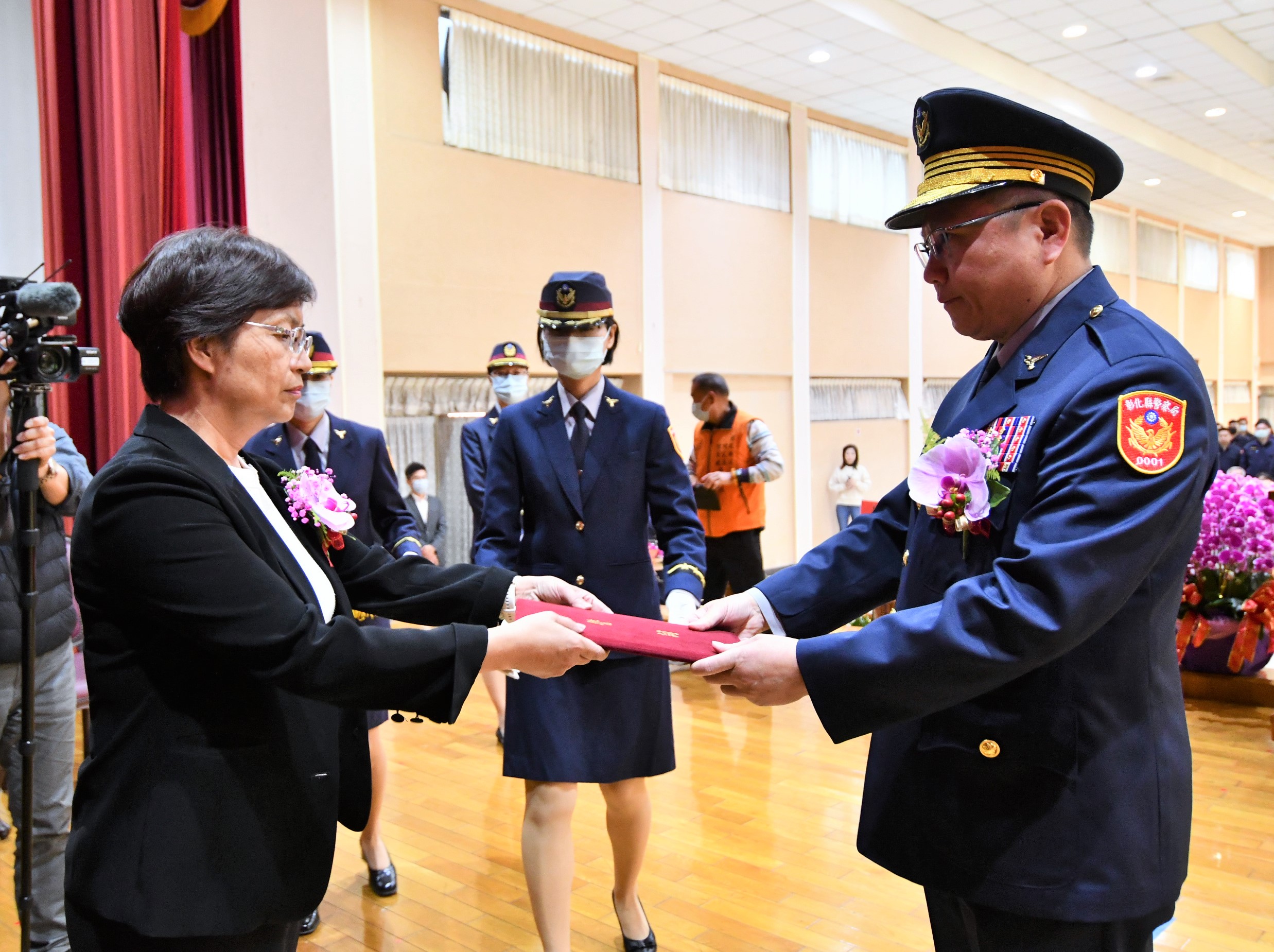 ▲彰化縣警察局舉行卸、新任警察局長交接典禮，新任局長陳明君上任，由縣長王惠美及警政署副署長李西河監交。（記者張溎壕攝）