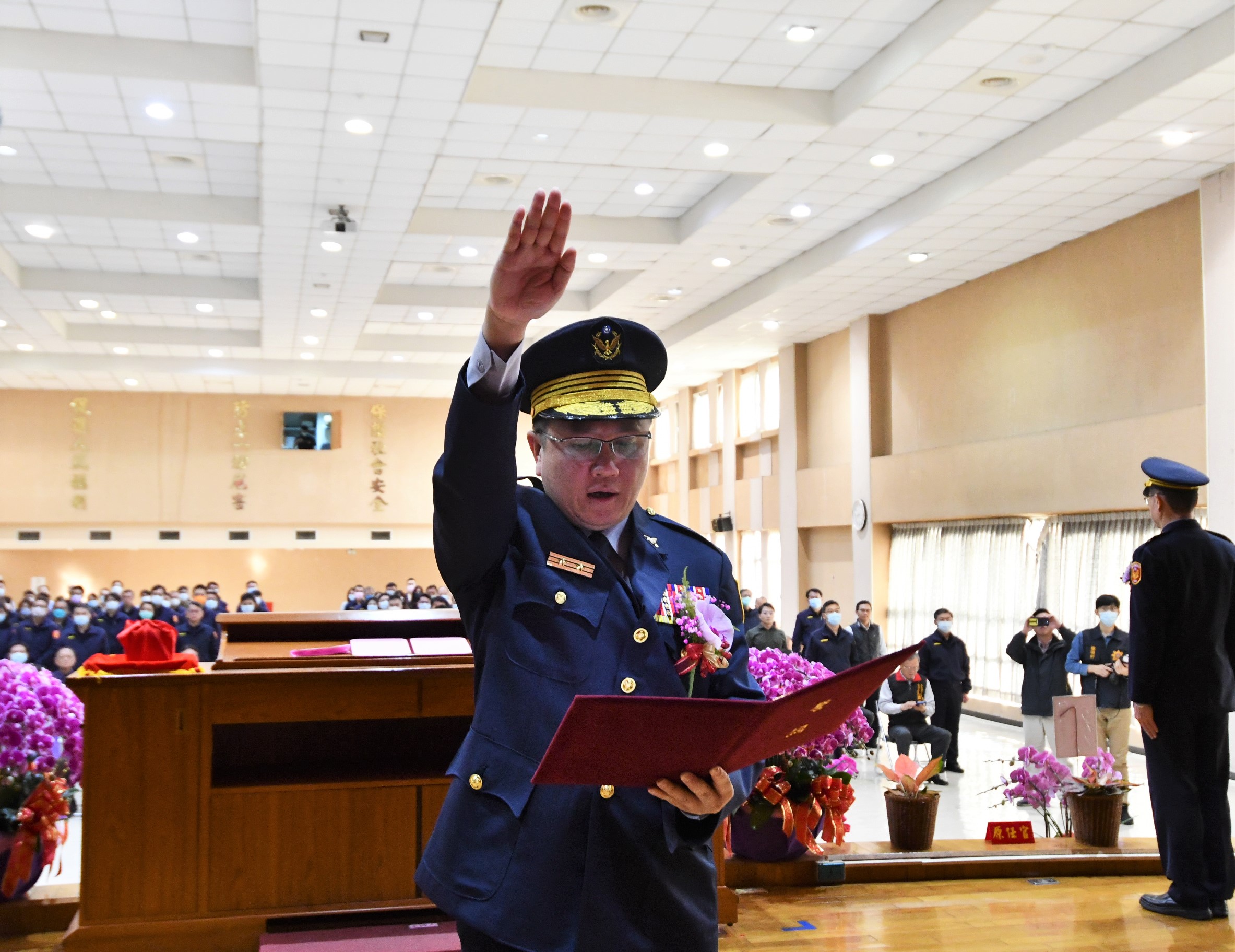 ▲彰化縣警察局舉行卸、新任警察局長交接典禮，新任局長陳明君上任，由縣長王惠美及警政署副署長李西河監交。（記者張溎壕攝）