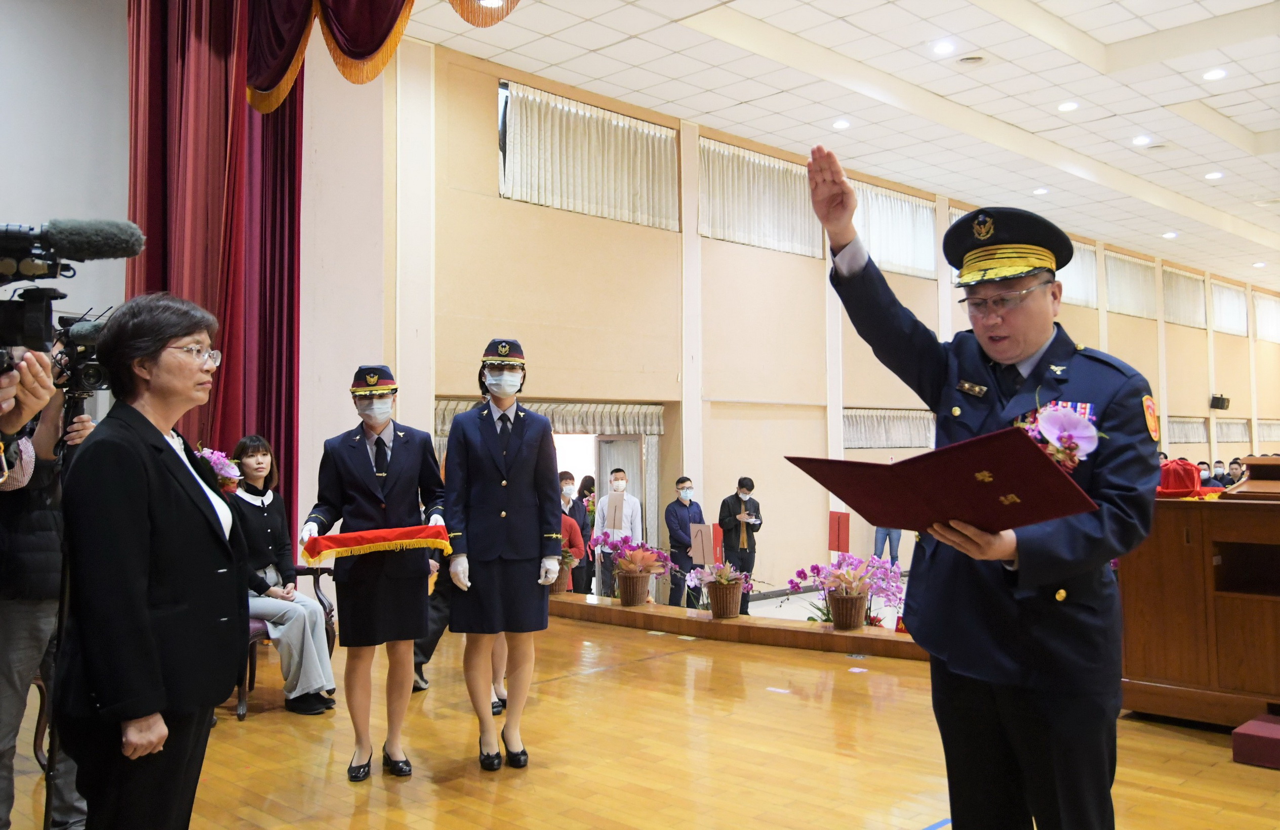 ▲彰化縣警察局舉行卸、新任警察局長交接典禮，新任局長陳明君上任，由縣長王惠美及警政署副署長李西河監交。（記者張溎壕攝）