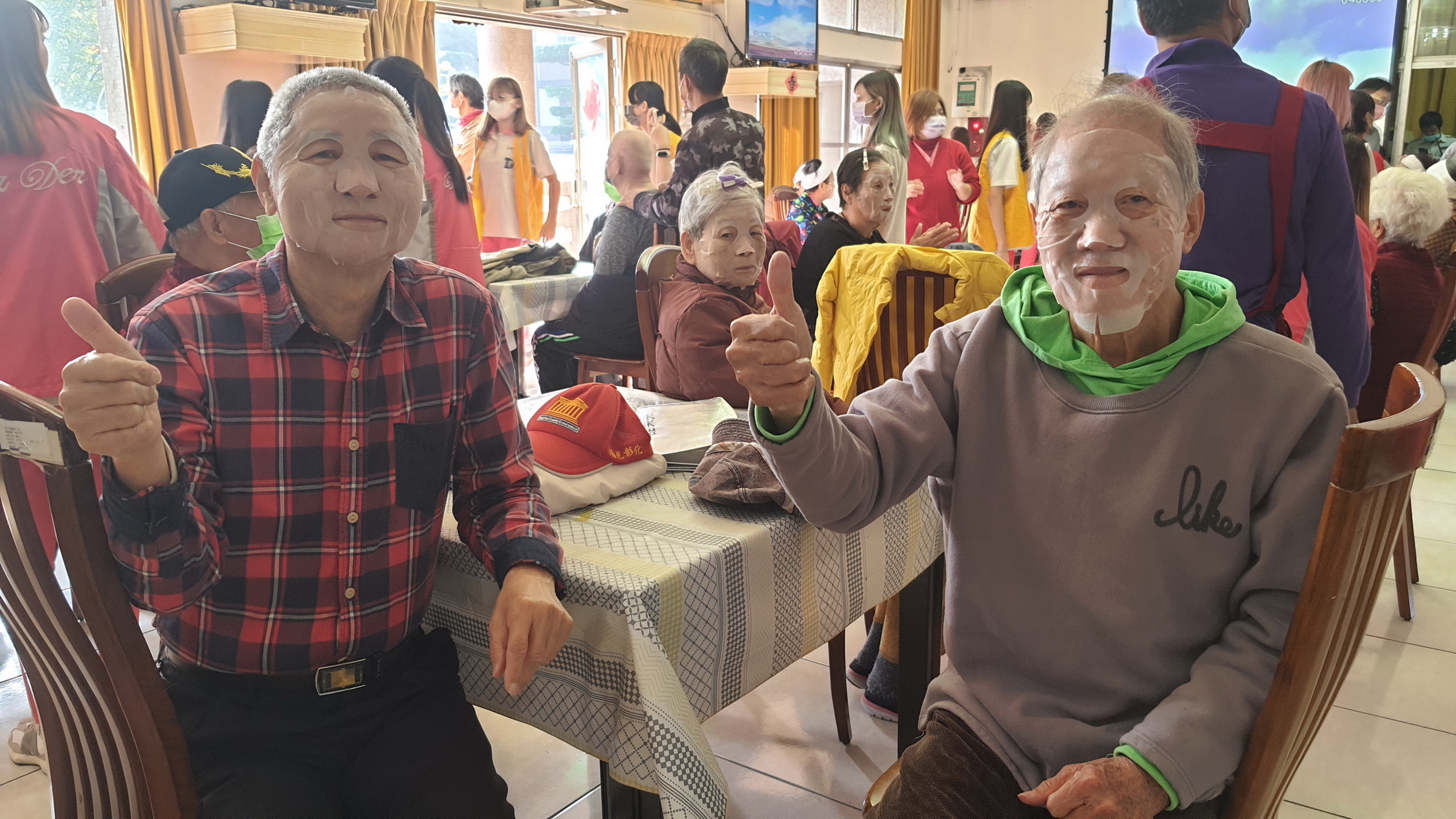 ▲達德商工美容科及攝影社同學走進彰化榮家，為長者們提供臉部美容、按摩、美甲等化妝療法服務，讓長者們體驗到華麗的變身，也讓學生們深刻理解服務學習的意義。（記者張溎壕攝）