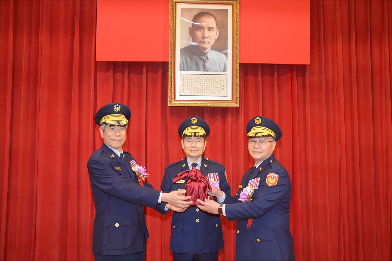 圖:新任警專校長方仰寧今宣誓就職 。（圖/警專校友總會提供）