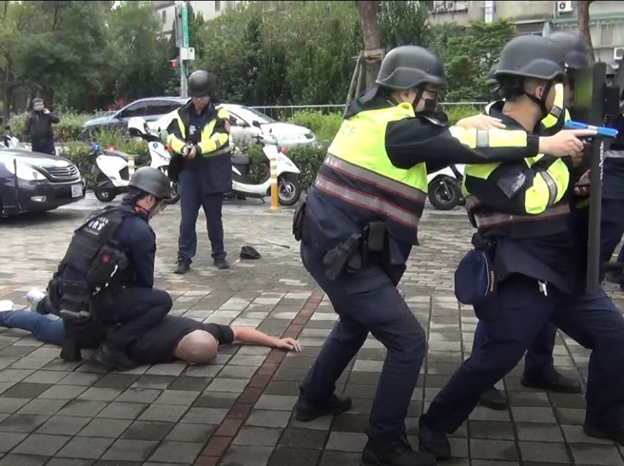 空拍機圍捕搶犯 新北警防搶演練科技辨識打擊犯罪快狠準 161 cnews204240117a07