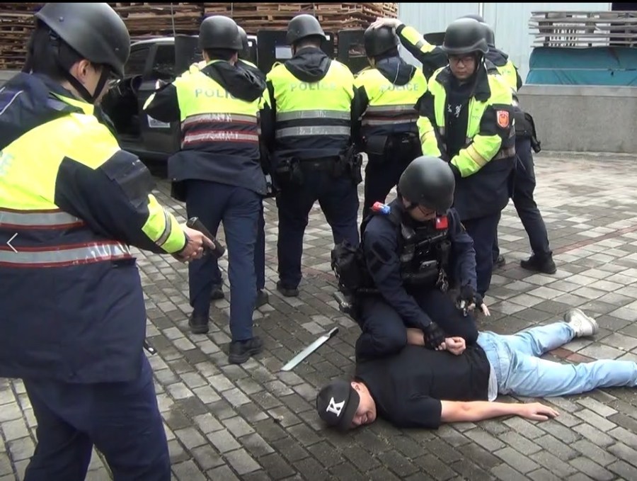 空拍機圍捕搶犯 新北警防搶演練科技辨識打擊犯罪快狠準 162 cnews204240117a08