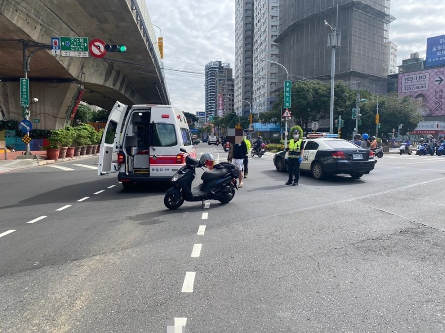 情侶騎車疑未禮讓 擦撞鳴笛救護車恐遭罰3600元 168 cnews204240117a06