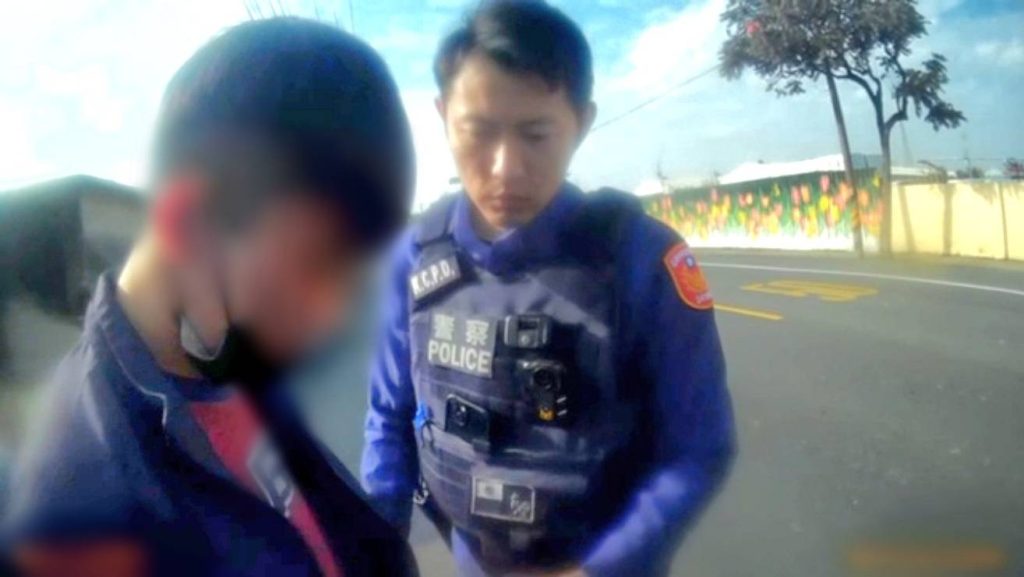 ▲後座女頻回頭引警注意 男友通緝被逮 求警：能否通融一下。〈圖/記者蔡宗武翻攝〉