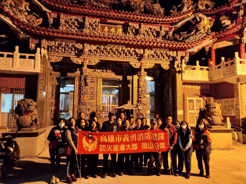 ▲岡山消防分隊、岡山宣導分隊與為隨里鄰長宣導前合照。〈圖/記者蔡宗武翻攝〉
