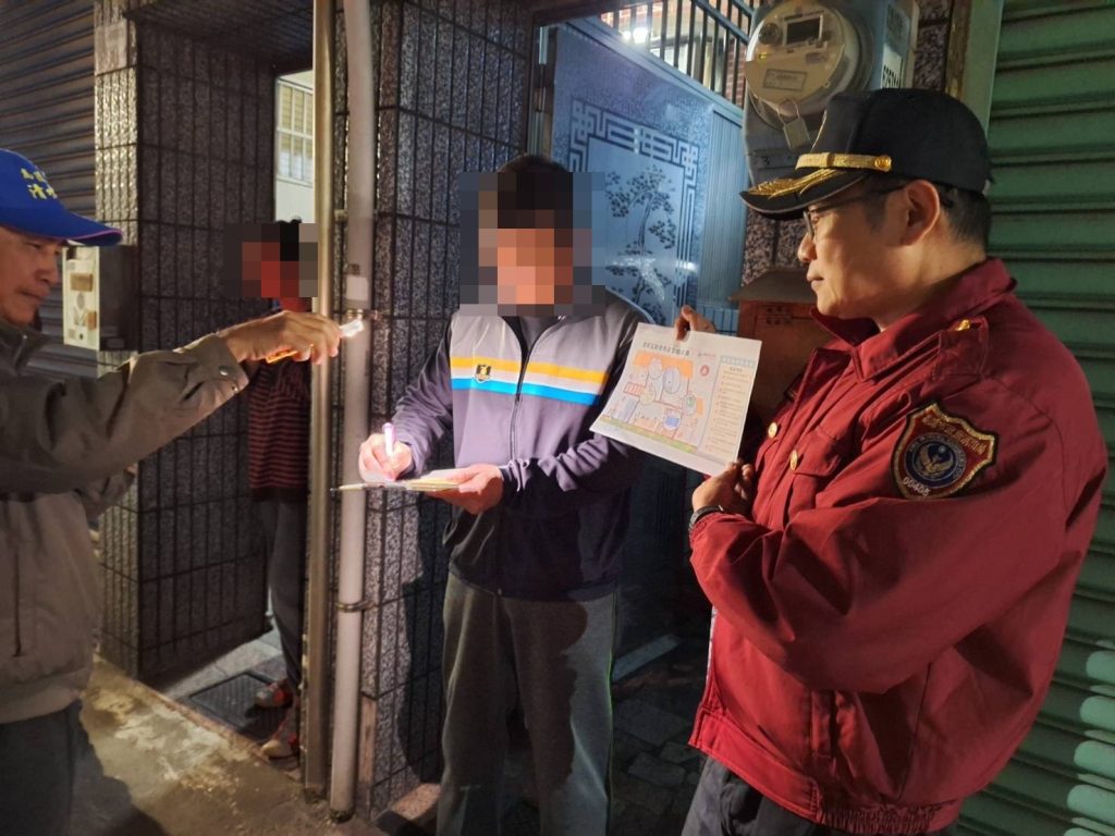 ▲消防人員提醒市民住警器的重要性及適合的裝設位置。〈圖/記者蔡宗武翻攝〉